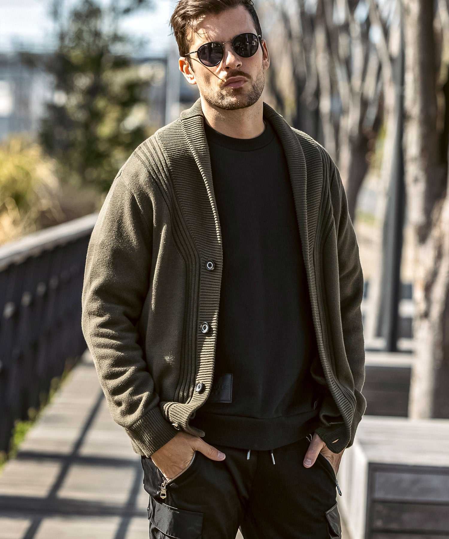 ウノ ピゥ ウノ ウグァーレ トレ リラックス 1PIU1UGUALE3 RELAX レザーパッチ クルーネックプルオーバー 長袖スウェット トレーナー (ブラック) ブラック