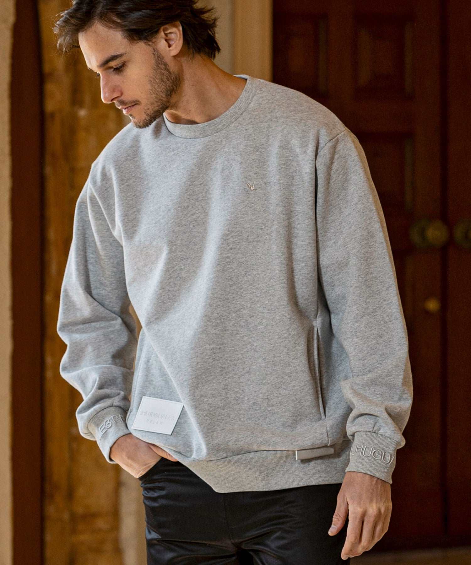 ウノ ピゥ ウノ ウグァーレ トレ リラックス 1PIU1UGUALE3 RELAX レザーパッチ クルーネックプルオーバー 長袖スウェット トレーナー (グレー) グレー