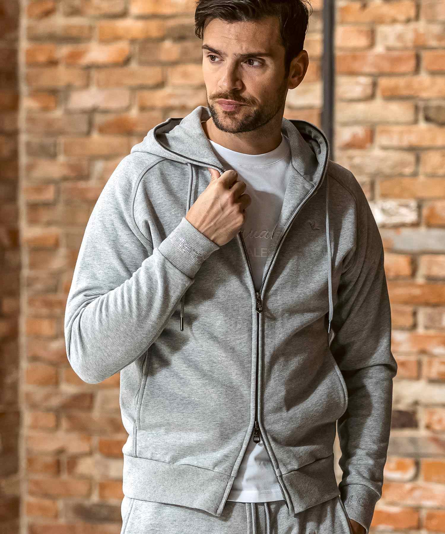 ウノ ピゥ ウノ ウグァーレ トレ リラックス 1PIU1UGUALE3 RELAX ラインストーン ブランドロゴ スウェットジップパーカー スウェットフーディー (グレー) グレー