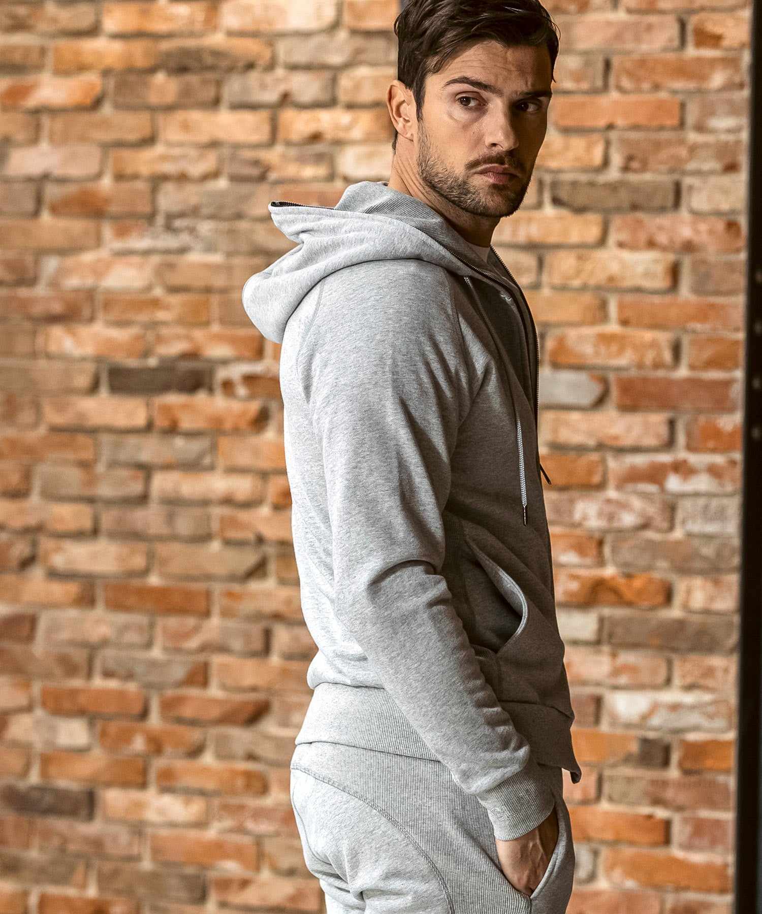 ウノ ピゥ ウノ ウグァーレ トレ リラックス 1PIU1UGUALE3 RELAX ラインストーン ブランドロゴ スウェットジップパーカー スウェットフーディー (グレー) グレー