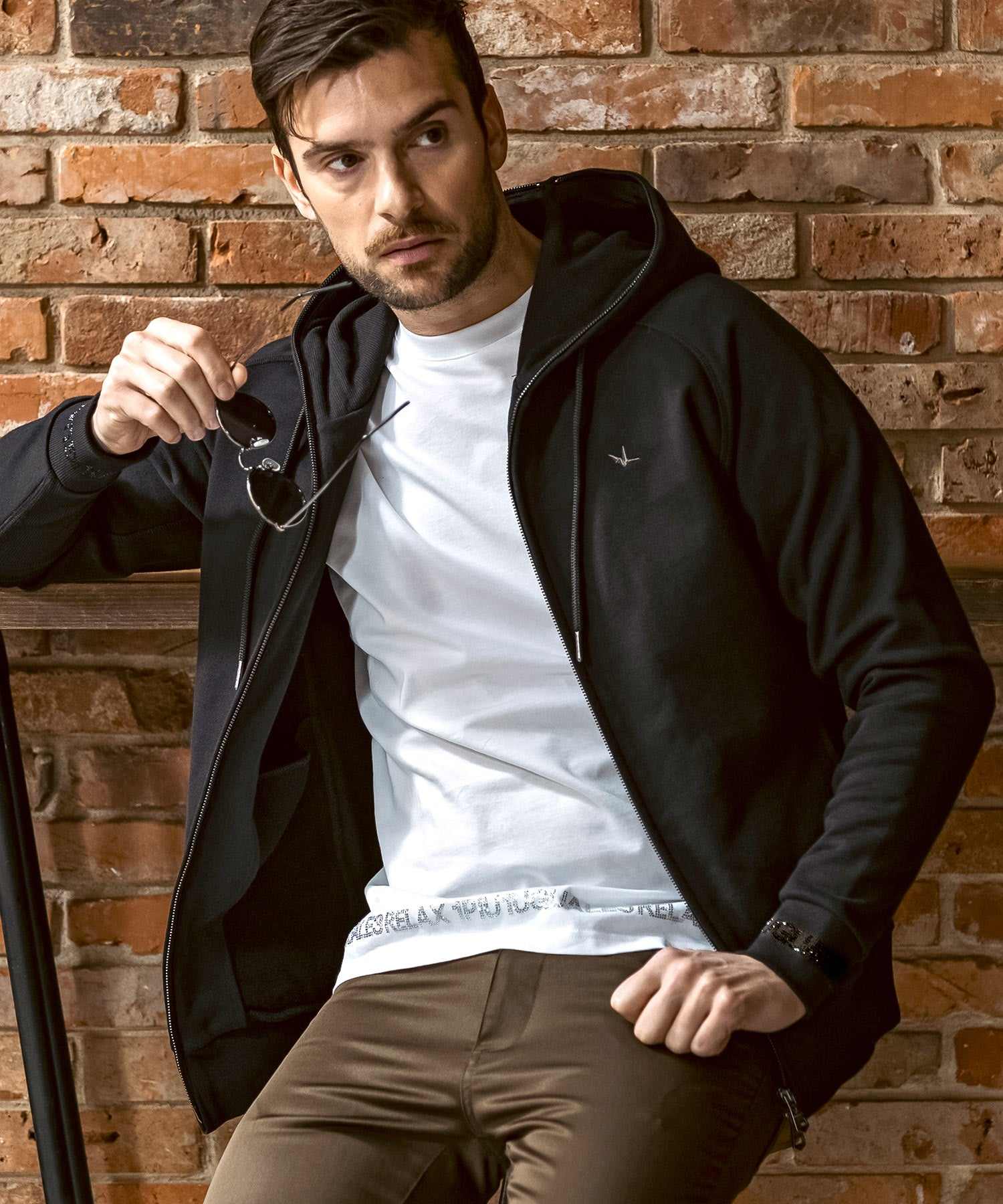 ウノ ピゥ ウノ ウグァーレ トレ リラックス 1PIU1UGUALE3 RELAX ラインストーン ブランドロゴ スウェットジップパーカー スウェットフーディー (ブラック) ブラック