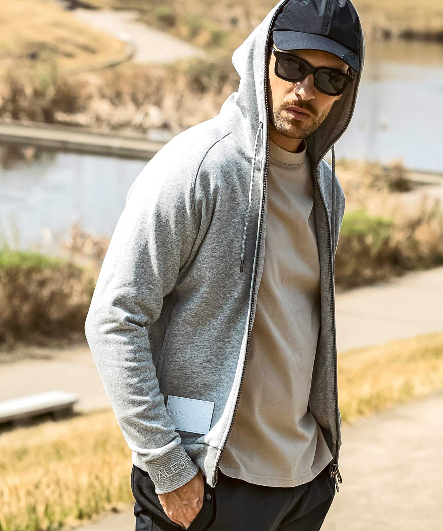 ウノ ピゥ ウノ ウグァーレ トレ リラックス 1PIU1UGUALE3 RELAX レザーパッチ ブランドロゴ スウェットジップパーカー スウェットフーディー (グレー) グレー