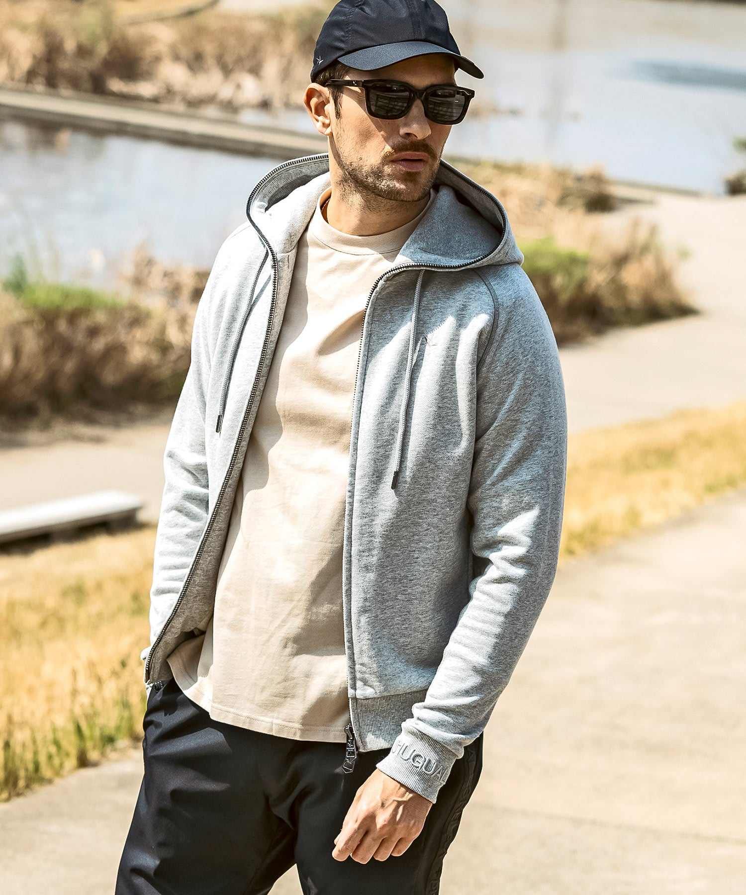 ウノ ピゥ ウノ ウグァーレ トレ リラックス 1PIU1UGUALE3 RELAX レザーパッチ ブランドロゴ スウェットジップパーカー スウェットフーディー (グレー) グレー