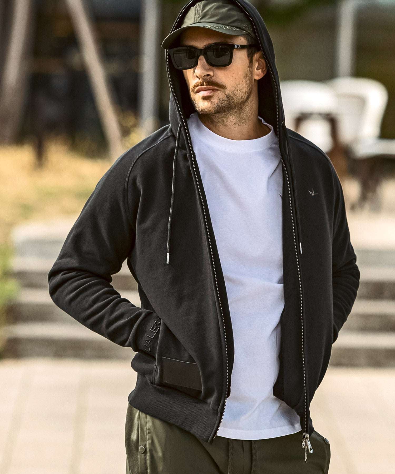 ウノ ピゥ ウノ ウグァーレ トレ リラックス 1PIU1UGUALE3 RELAX レザーパッチ ブランドロゴ スウェットジップパーカー スウェットフーディー (ブラック) ブラック