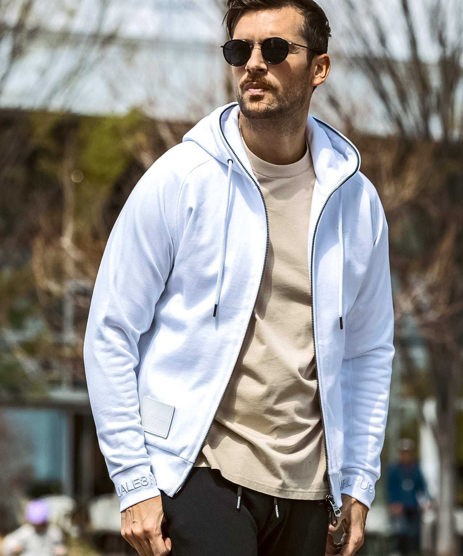 ウノ ピゥ ウノ ウグァーレ トレ リラックス 1PIU1UGUALE3 RELAX レザーパッチ ブランドロゴ スウェットジップパーカー スウェットフーディー (ホワイト) ホワイト