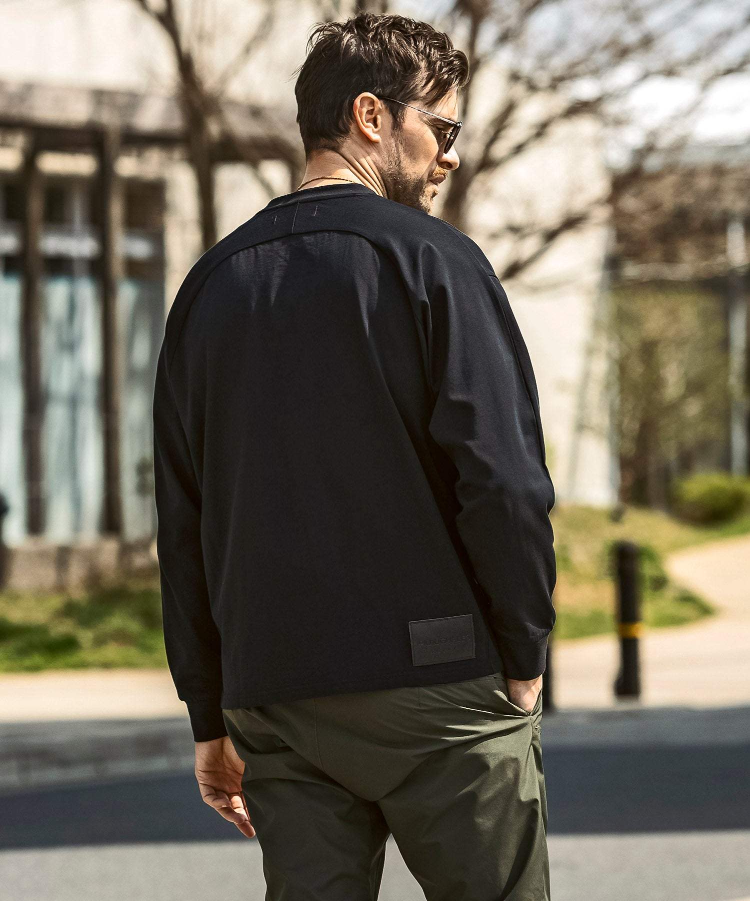 ウノ ピゥ ウノ ウグァーレ トレ リラックス 1PIU1UGUALE3 RELAX レザーパッチ シルケット素材 ロングTシャツ 長袖Tシャツ (ブラック) ブラック