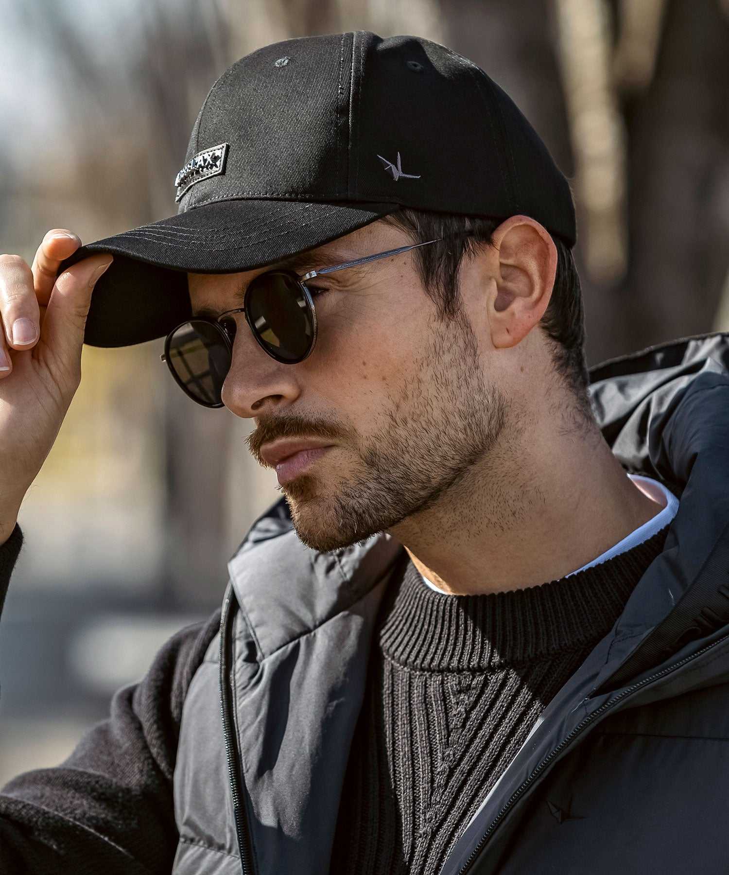 ウノ ピゥ ウノ ウグァーレ トレ リラックス 1PIU1UGUALE3 RELAX プレートロゴ ベーシックシルエット キャップ (ブラック) ブラック