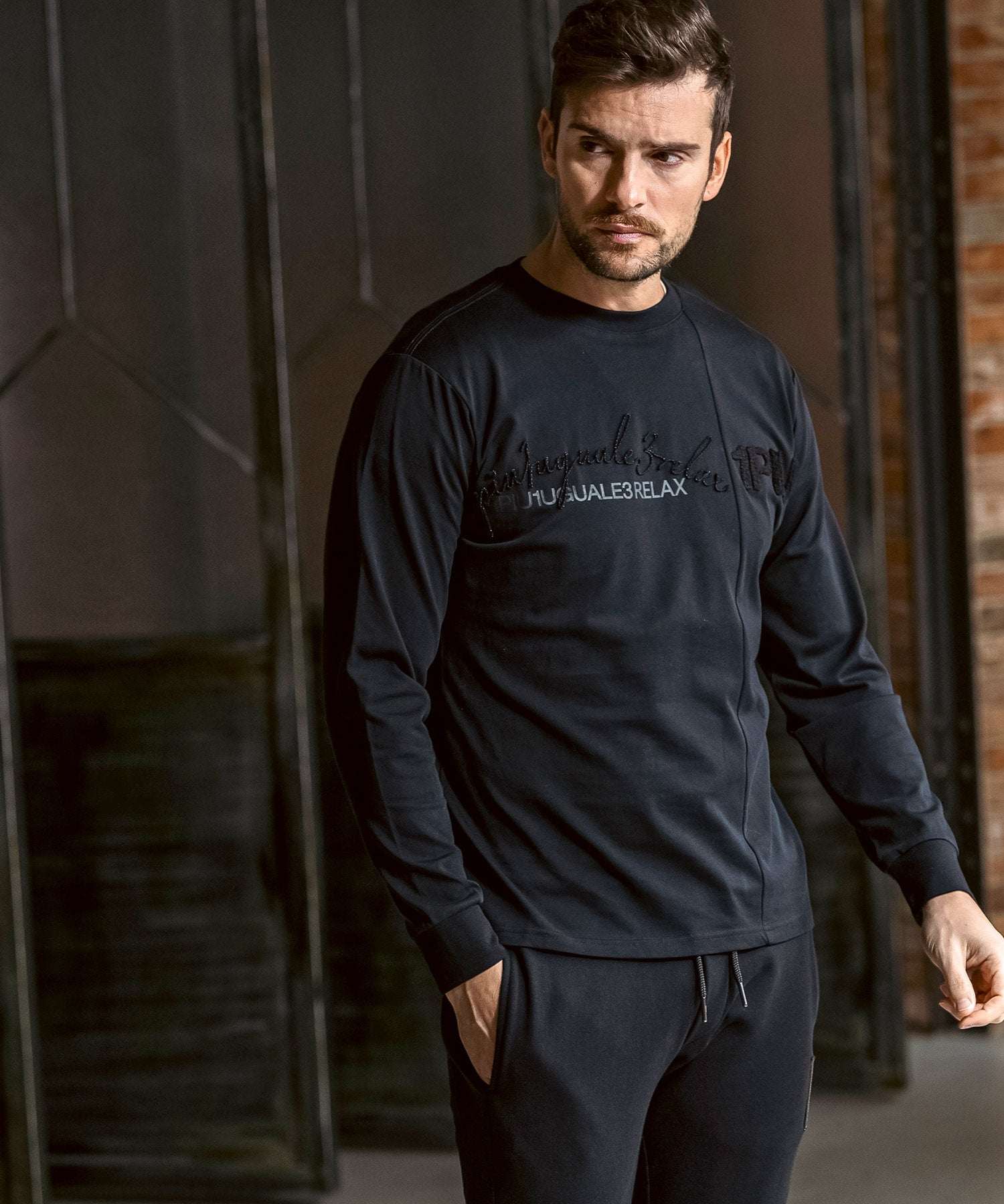 ウノ ピゥ ウノ ウグァーレ トレ リラックス 1PIU1UGUALE3 RELAX スウィッチングロゴ スマートシルエット シルケット生地 長袖Tシャツ (ブラック) ブラック