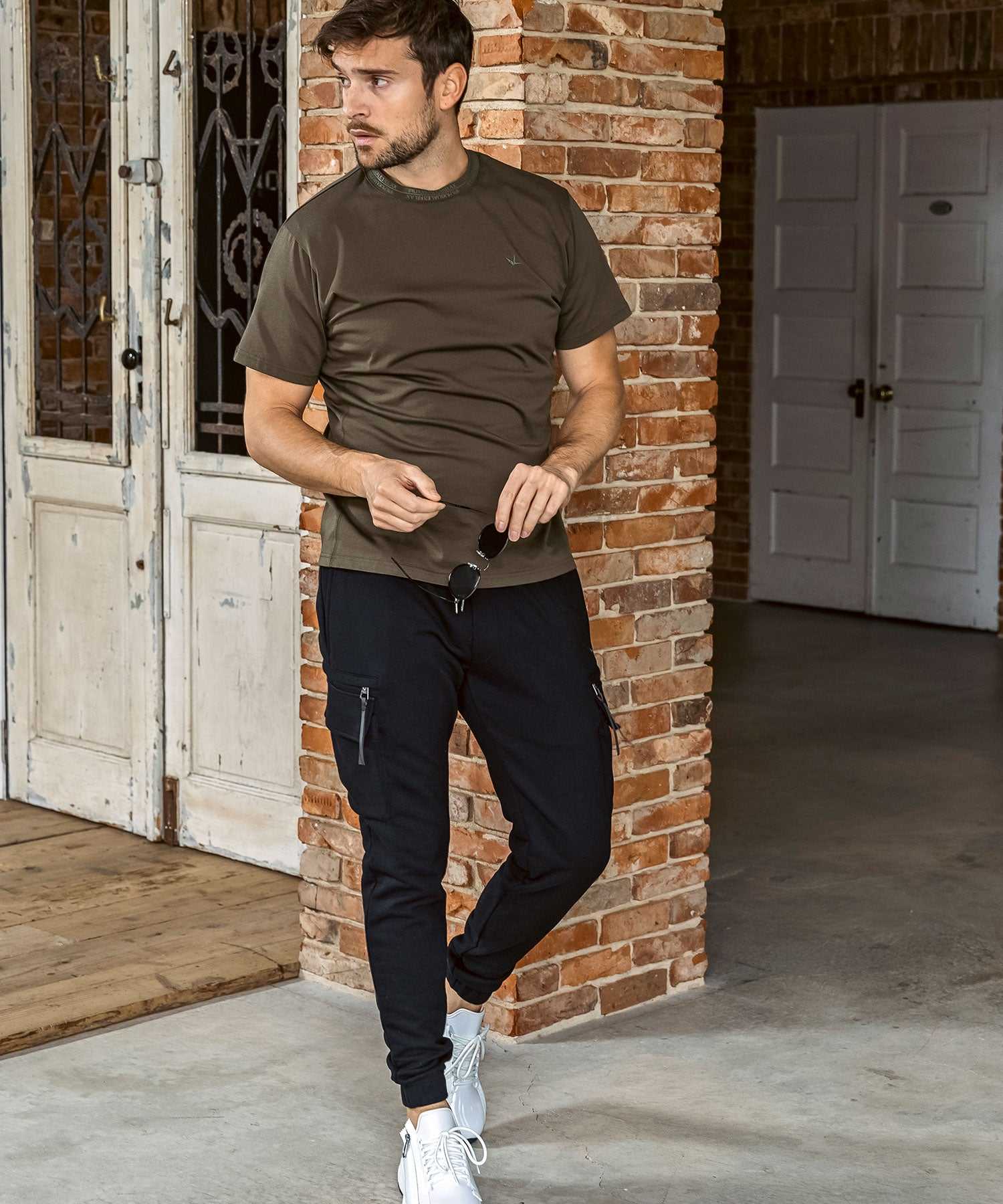 ウノ ピゥ ウノ ウグァーレ トレ リラックス 1PIU1UGUALE3 RELAX ネックライン ダブルロゴ スマートシルエット シルケット生地 半袖Tシャツ (カーキ) カーキ