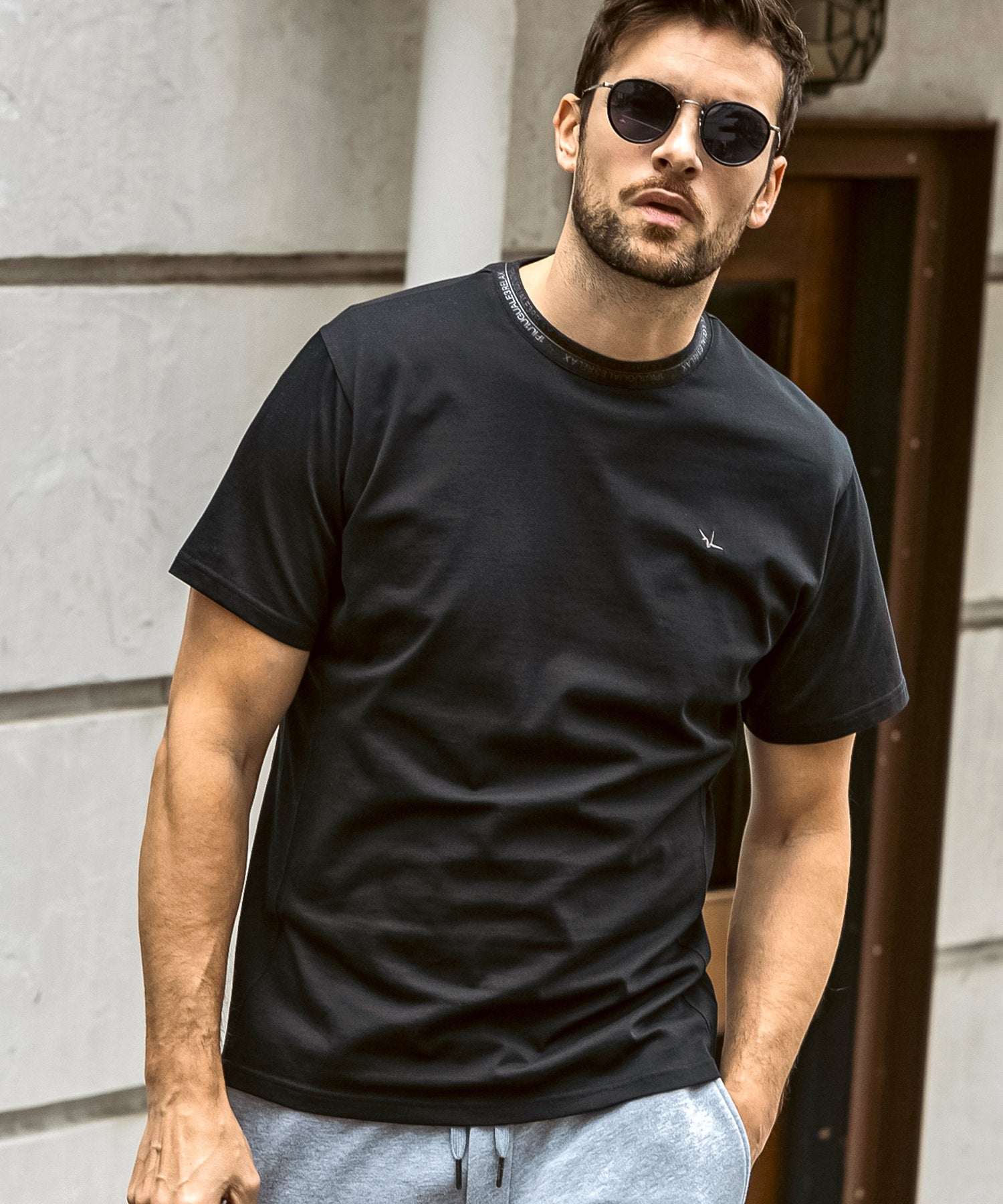 ウノ ピゥ ウノ ウグァーレ トレ リラックス 1PIU1UGUALE3 RELAX ネックライン ダブルロゴ スマートシルエット シルケット生地 半袖Tシャツ (ブラック) ブラック