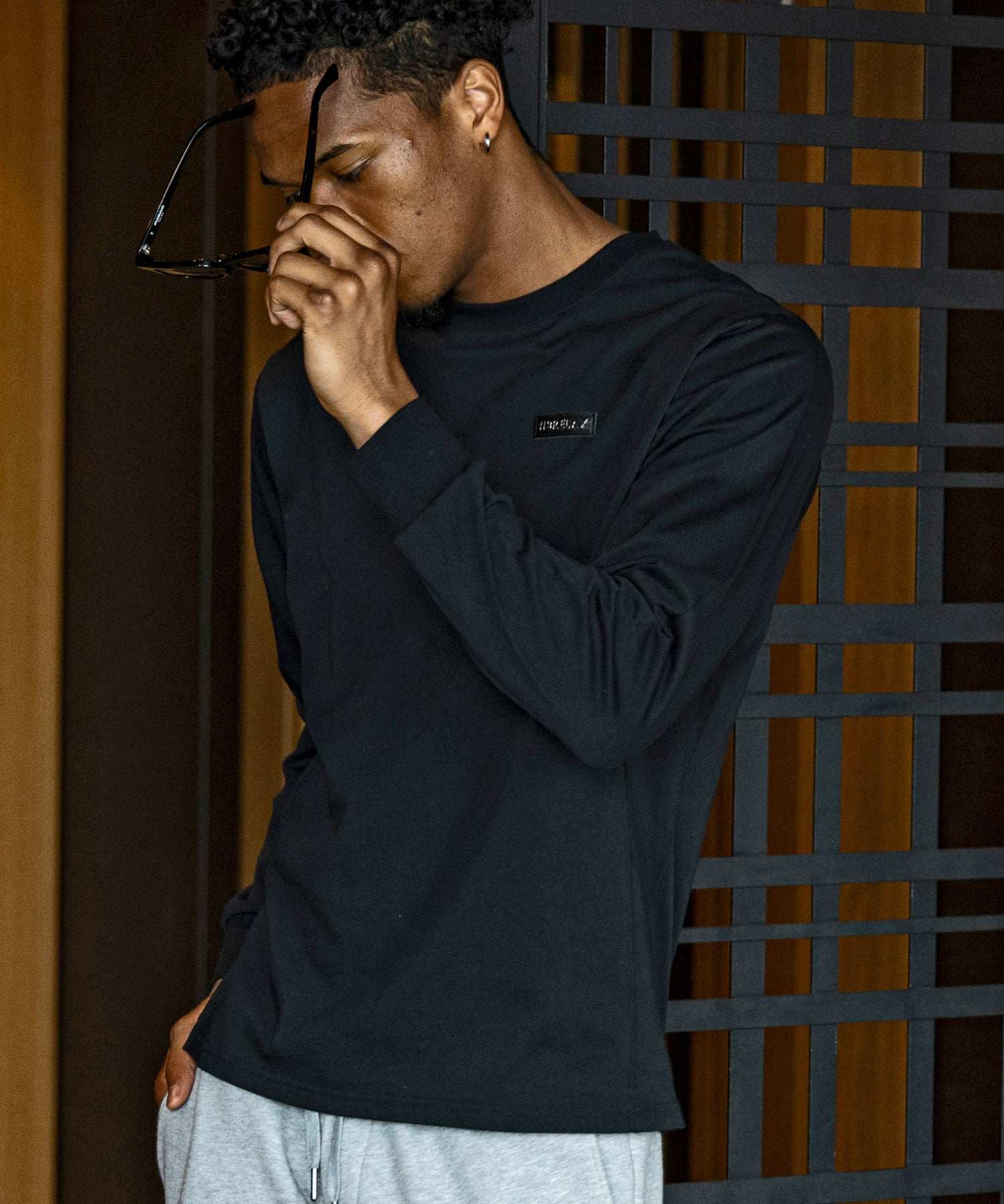 ウノ ピゥ ウノ ウグァーレ トレ リラックス 1PIU1UGUALE3 RELAX プレートロゴ スマートシルエット シルケット生地 ロングTシャツ (ブラック) ブラック