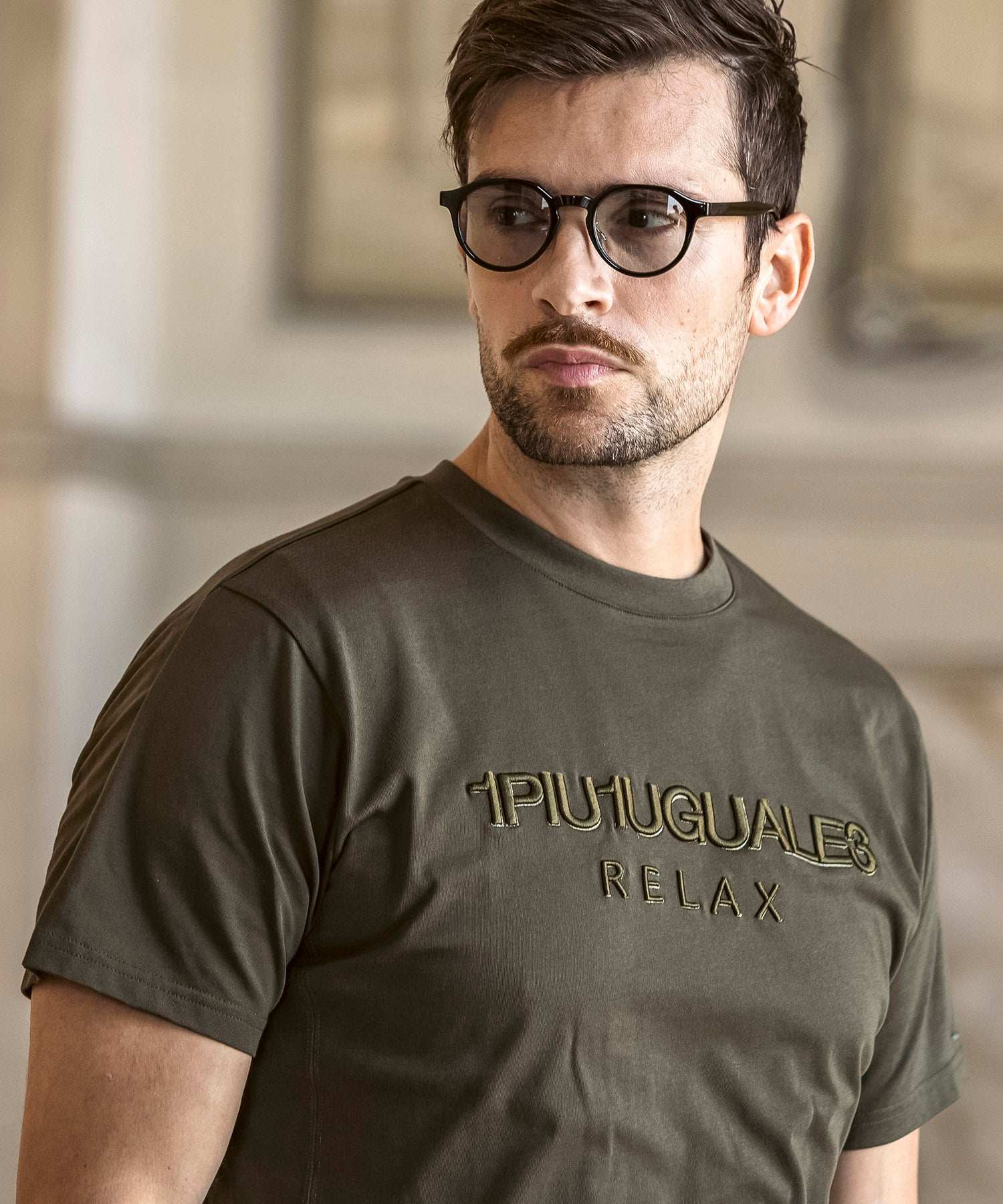 ウノ ピゥ ウノ ウグァーレ トレ リラックス 1PIU1UGUALE3 RELAX 立体刺繍 ブランドロゴ シルケット生地 半袖Tシャツ (カーキ) カーキ