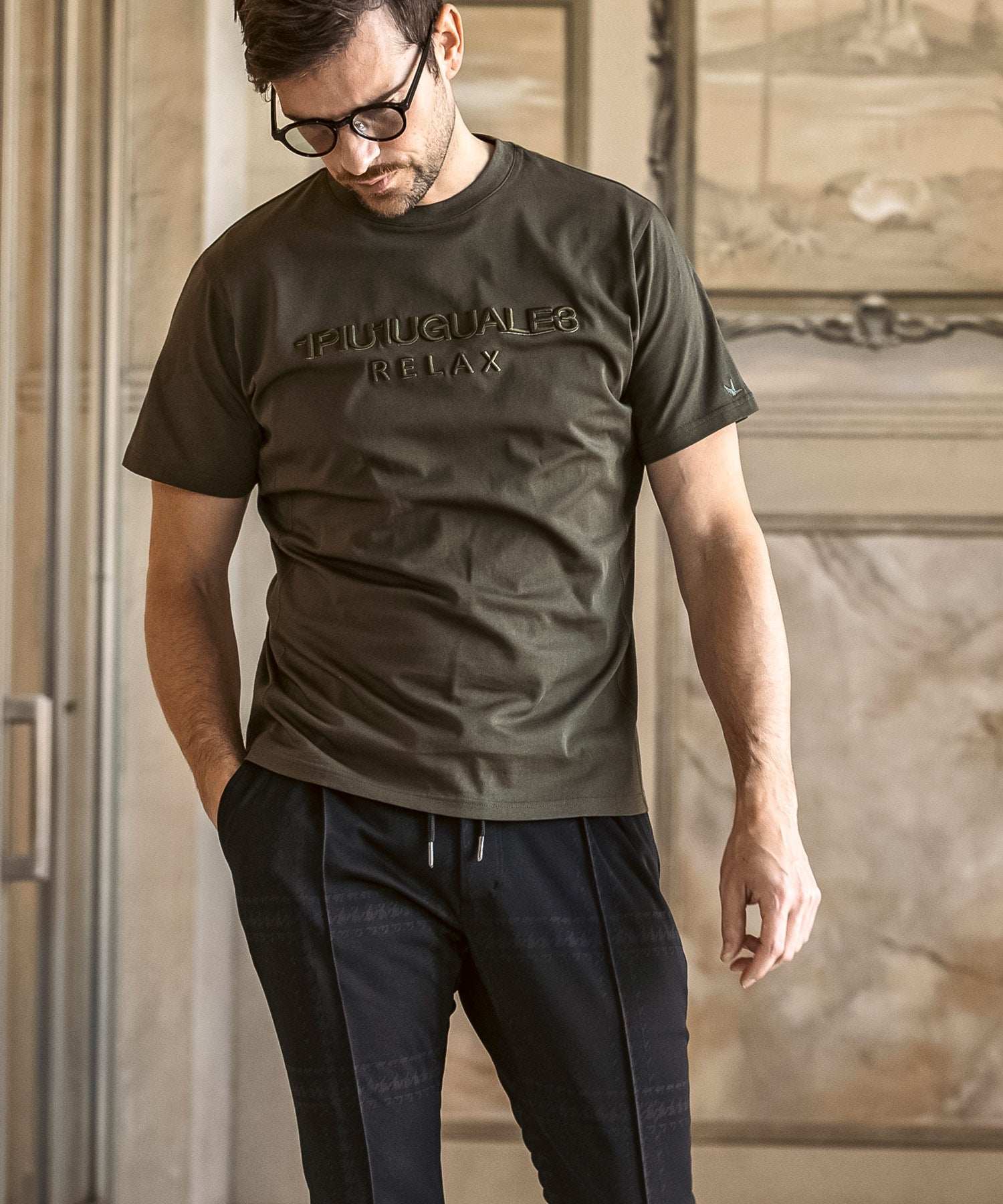 ウノ ピゥ ウノ ウグァーレ トレ リラックス 1PIU1UGUALE3 RELAX 立体刺繍 ブランドロゴ シルケット生地 半袖Tシャツ (カーキ) カーキ