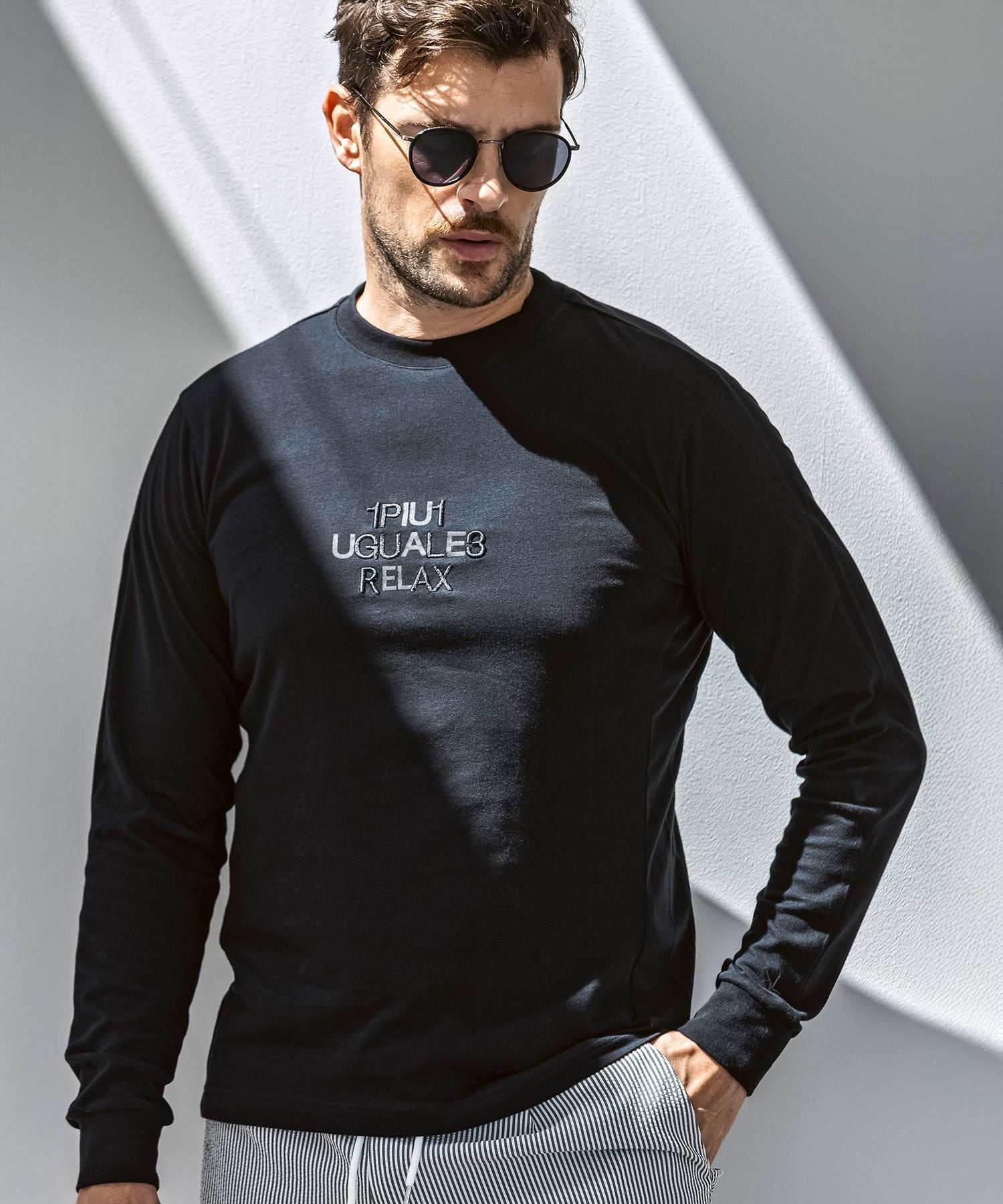 ウノ ピゥ ウノ ウグァーレ トレ リラックス 1PIU1UGUALE3 RELAX コンビネーションロゴロングTシャツ (ブラック) ブラック