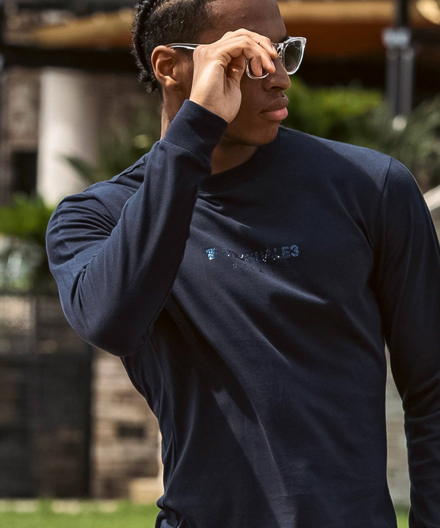 ウノ ピゥ ウノ ウグァーレ トレ リラックス 1PIU1UGUALE3 RELAX ダブルラインストーンロゴロングTシャツ (ネイビー) ネイビー