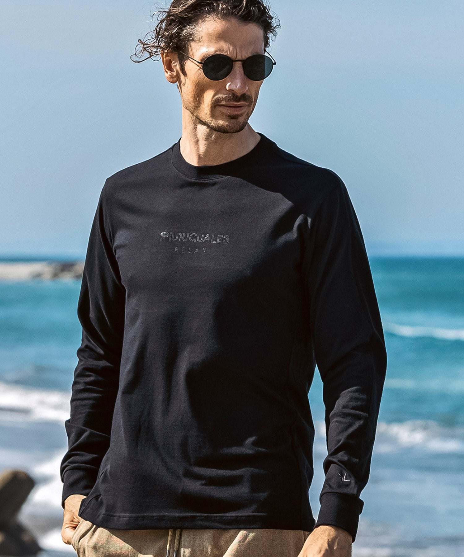 ウノ ピゥ ウノ ウグァーレ トレ リラックス 1PIU1UGUALE3 RELAX ダブルラインストーンロゴロングTシャツ (ブラック) ブラック