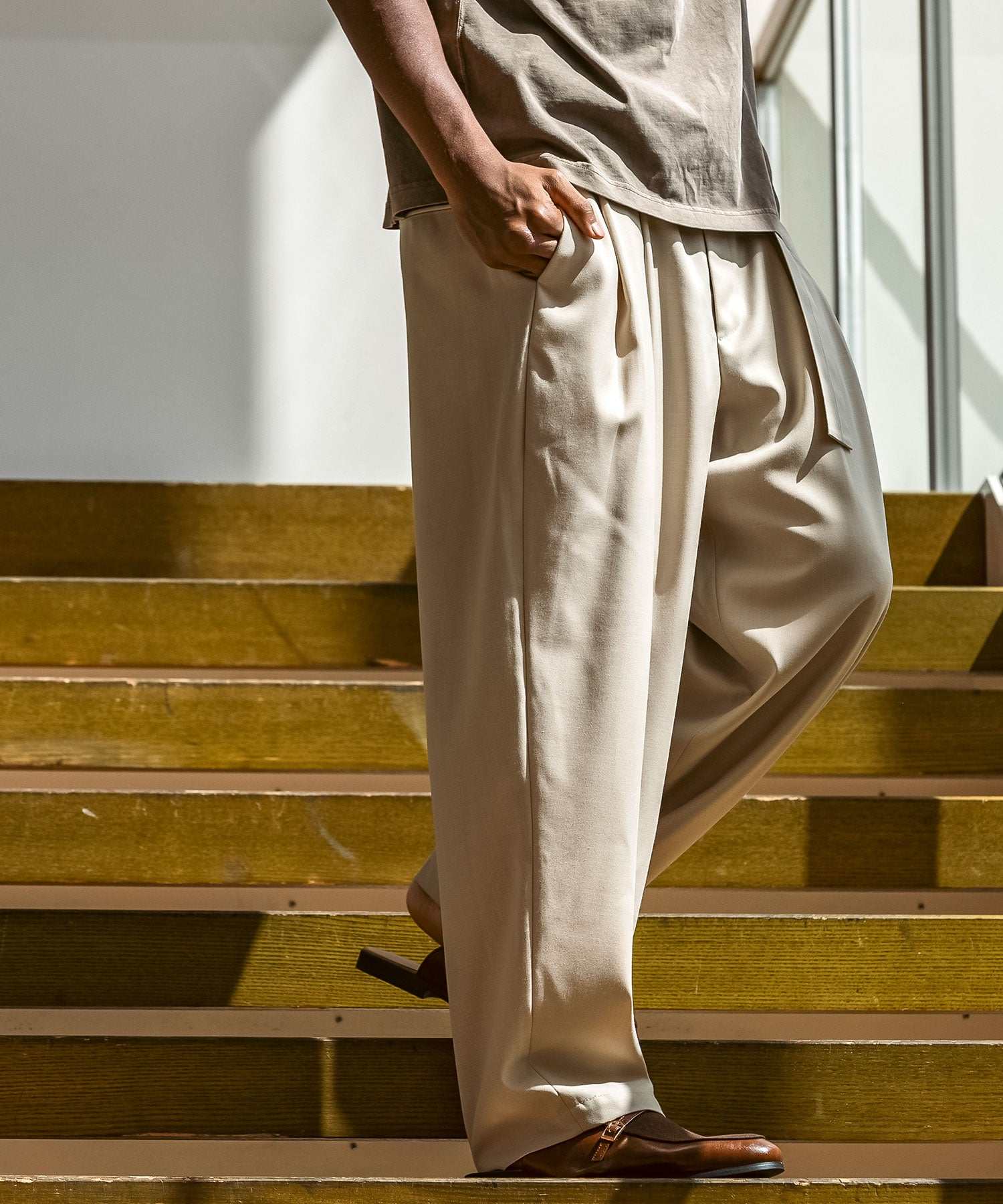 ウノ ピゥ ウノ ウグァーレ トレ リラックス 1PIU1UGUALE3 RELAX 【WEB・直営店限定】ウールブレンド ツータック ワイドシルエット スラックス (ベージュ) ベージュ