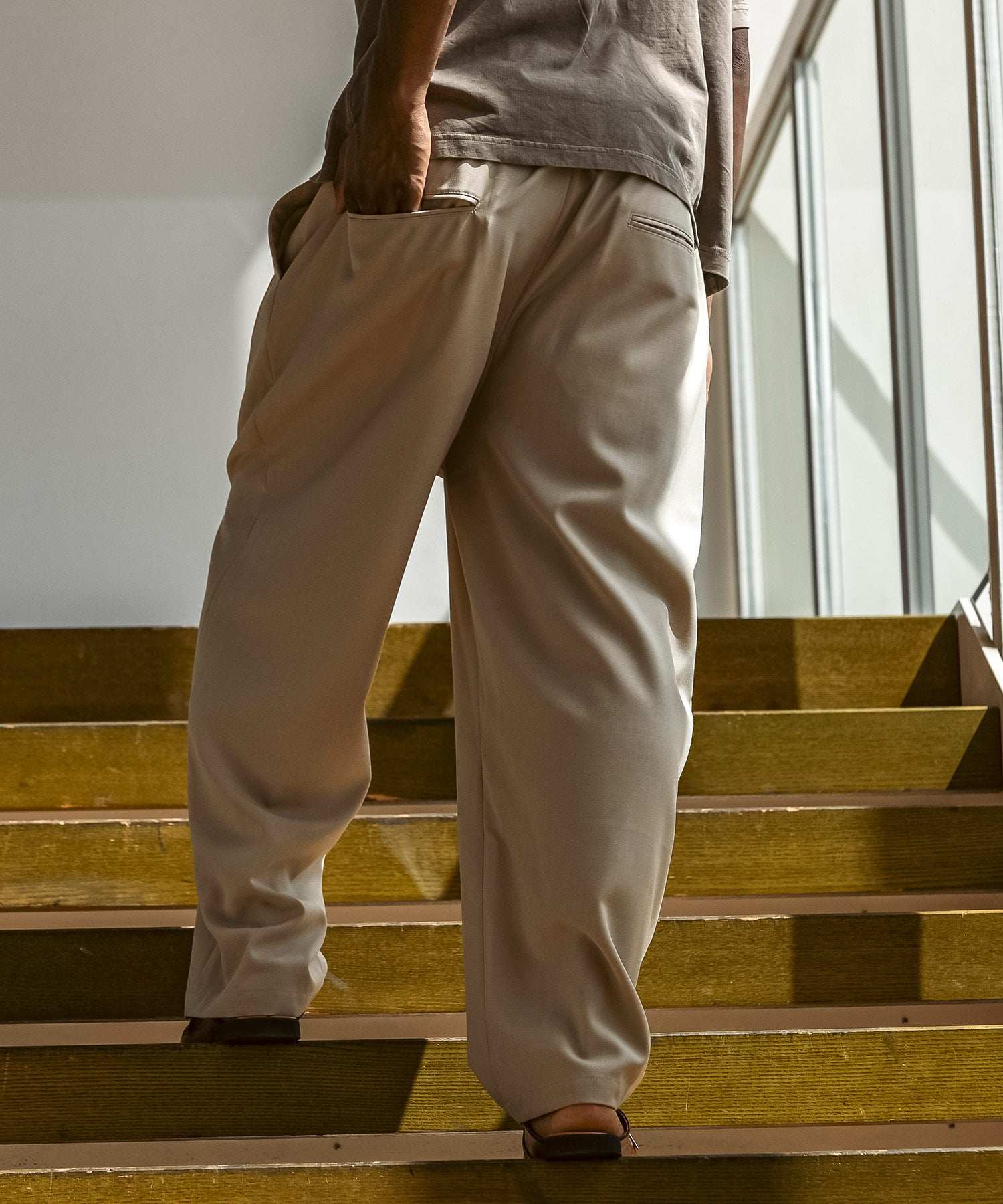 ウノ ピゥ ウノ ウグァーレ トレ リラックス 1PIU1UGUALE3 RELAX 【WEB・直営店限定】ウールブレンド ツータック ワイドシルエット スラックス (ベージュ) ベージュ