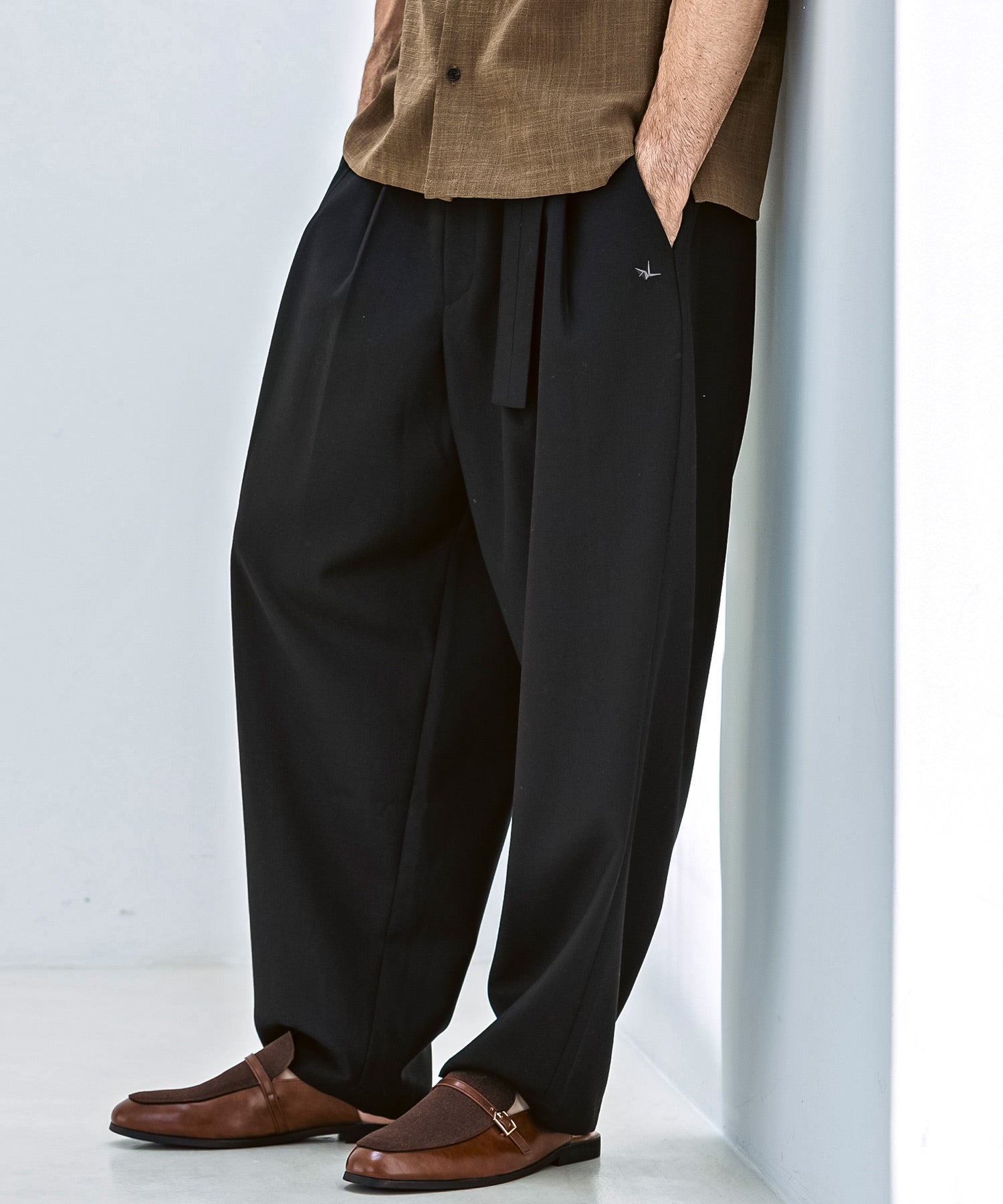 ウノ ピゥ ウノ ウグァーレ トレ リラックス 1PIU1UGUALE3 RELAX 【WEB・直営店限定】ウールブレンド ツータック ワイドシルエット スラックス (ブラック) ブラック