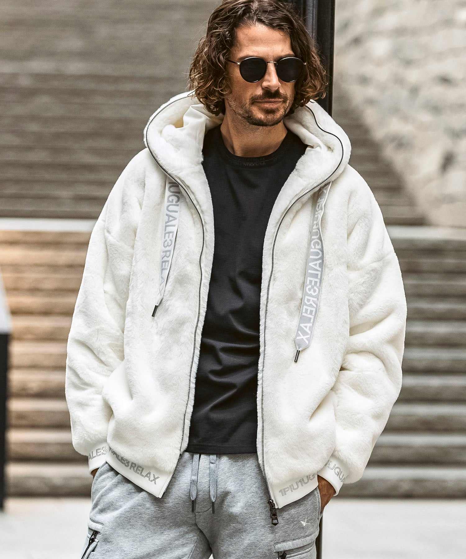 ウノ ピゥ ウノ ウグァーレ トレ リラックス 1PIU1UGUALE3 RELAX ラインストーンロゴ オーバーサイズ ファーブルゾン (ホワイト) ホワイト