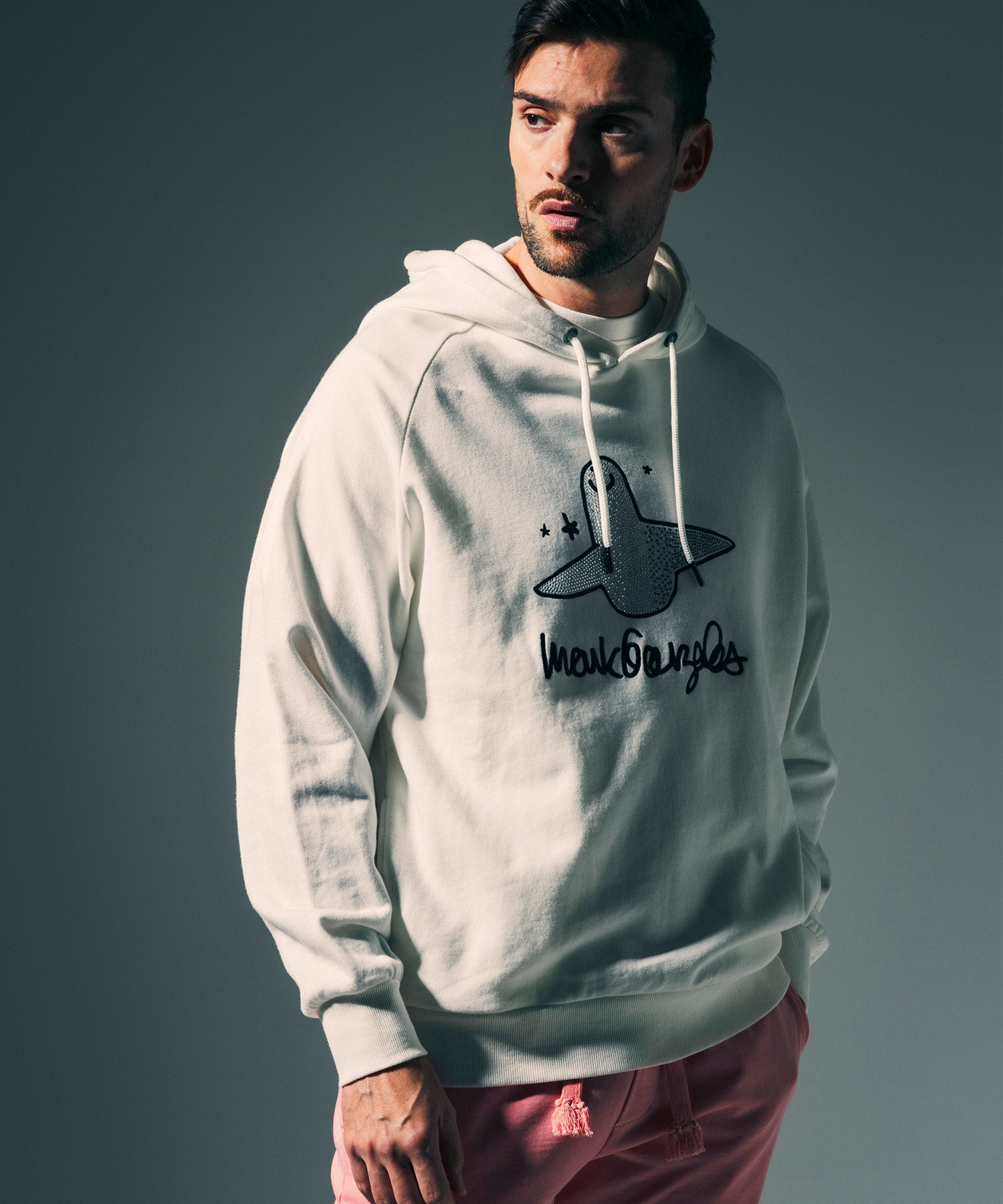 ウノ ピゥ ウノ ウグァーレ トレ リラックス 1PIU1UGUALE3 RELAX × Mark Gonzales グラデーション ラインストーンフーディー (ホワイト) ホワイト