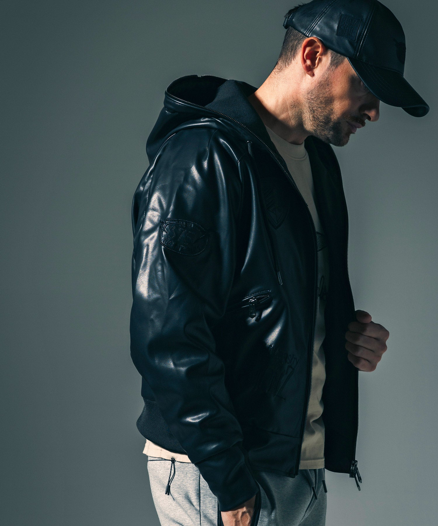 ウノ ピゥ ウノ ウグァーレ トレ リラックス 1PIU1UGUALE3 RELAX × Mark Gonzales アップリケシンセティック レザーブルゾン (ブラック) ブラック