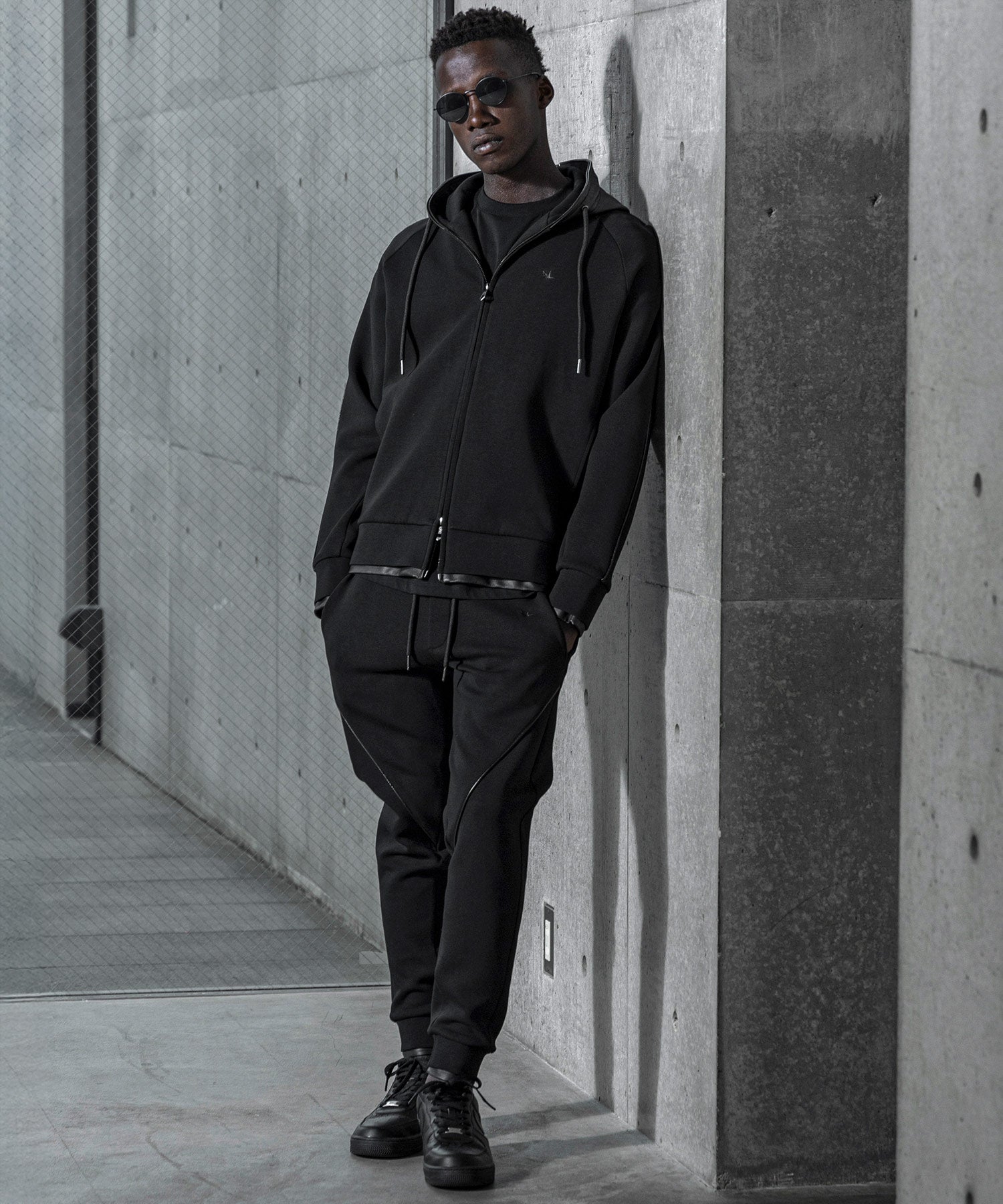 ウノ ピゥ ウノ ウグァーレ トレ リラックス 1PIU1UGUALE3 RELAX レザー コンビテックパーカー (ブラック) ブラック