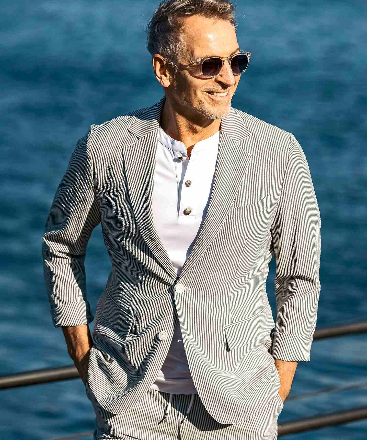 エイケイエムコンテンポラリー AKM Contemporary 【WEB・直営店限定】ピンストライプ シアサッカージャケット テーラードジャケット (ブラック×ホワイト) ブラック×ホワイト