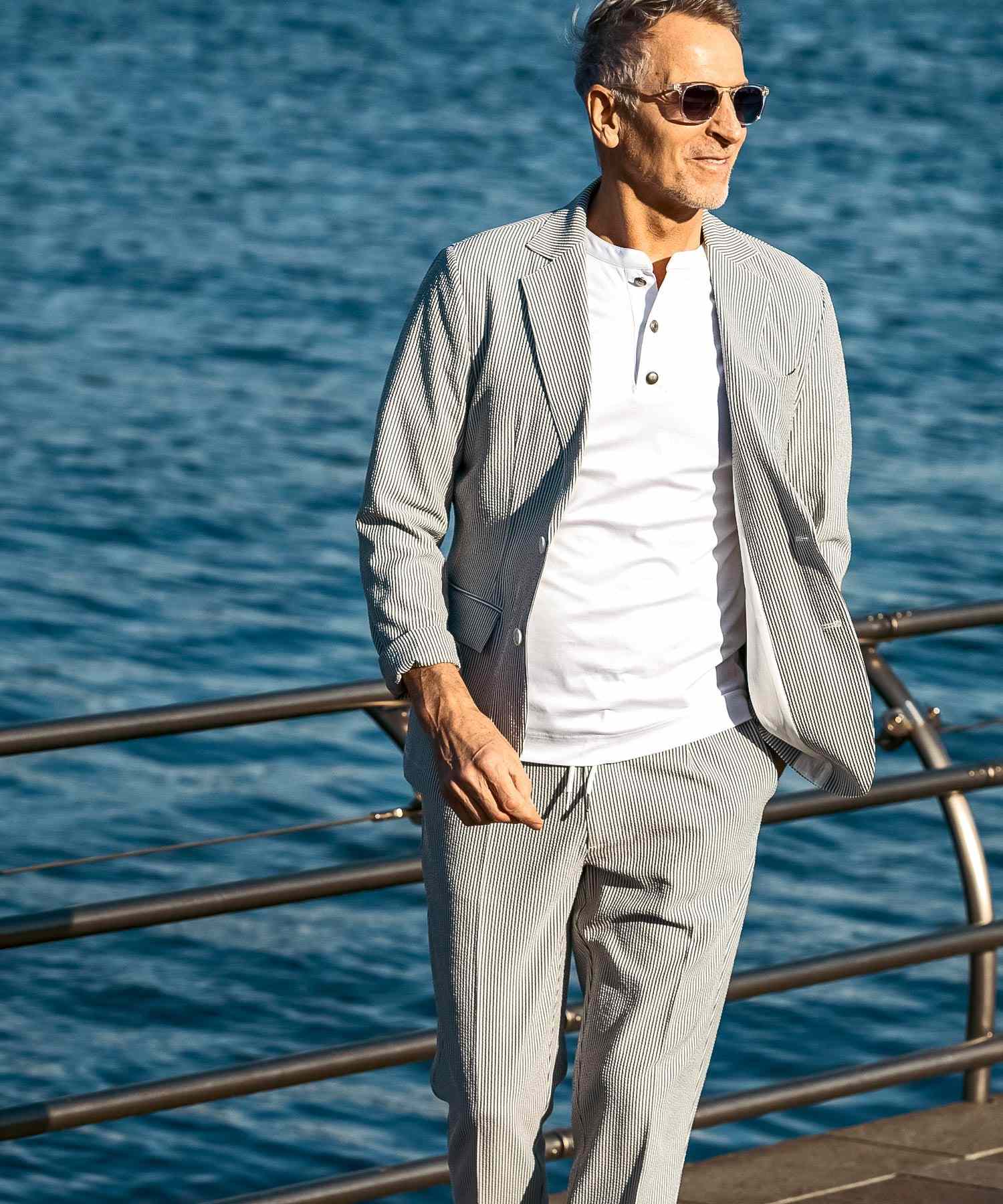 エイケイエムコンテンポラリー AKM Contemporary 【WEB・直営店限定】ピンストライプ シアサッカージャケット テーラードジャケット (ブラック×ホワイト) ブラック×ホワイト