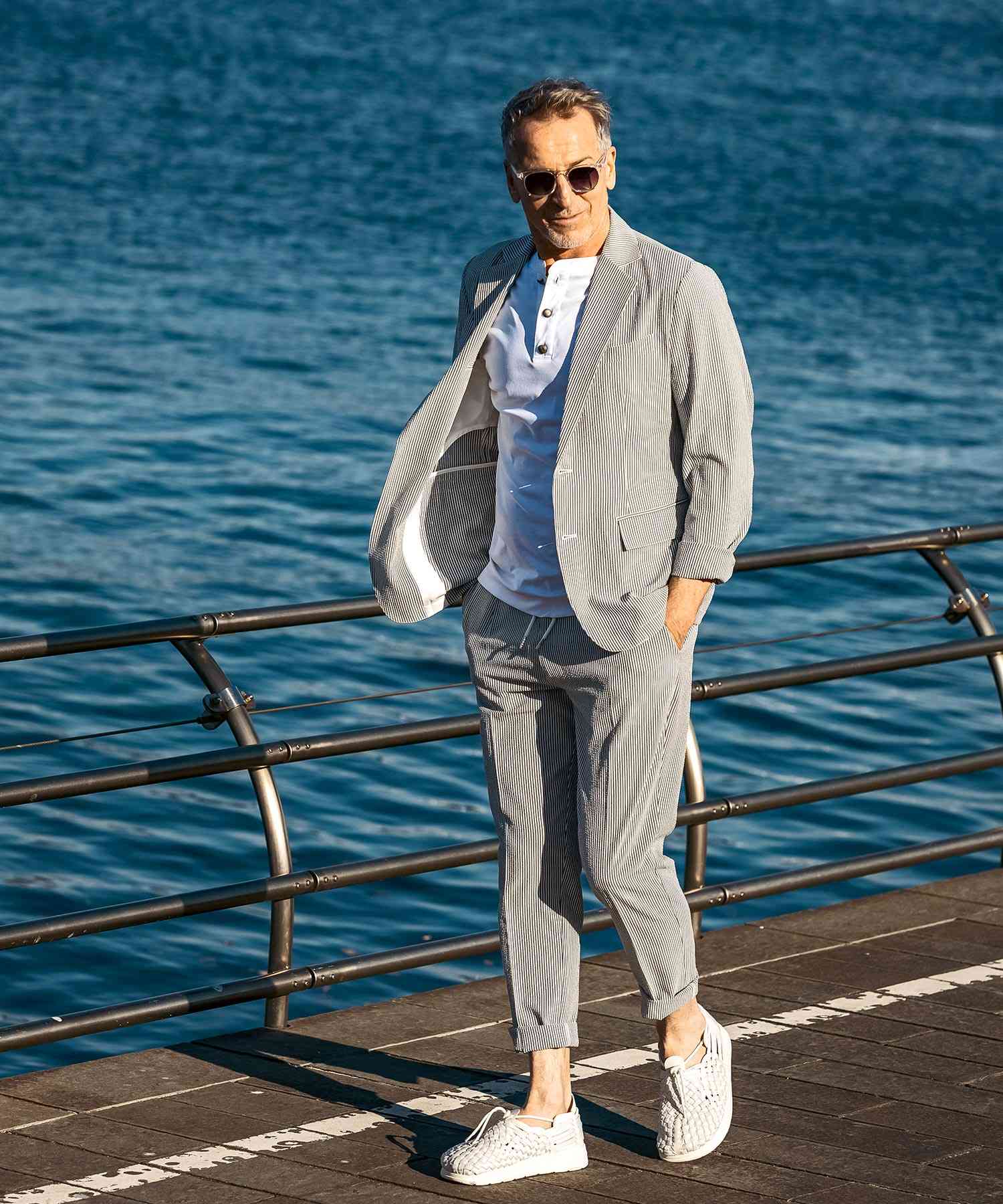 エイケイエムコンテンポラリー AKM Contemporary 【WEB・直営店限定】ピンストライプ シアサッカージャケット テーラードジャケット (ブラック×ホワイト) ブラック×ホワイト