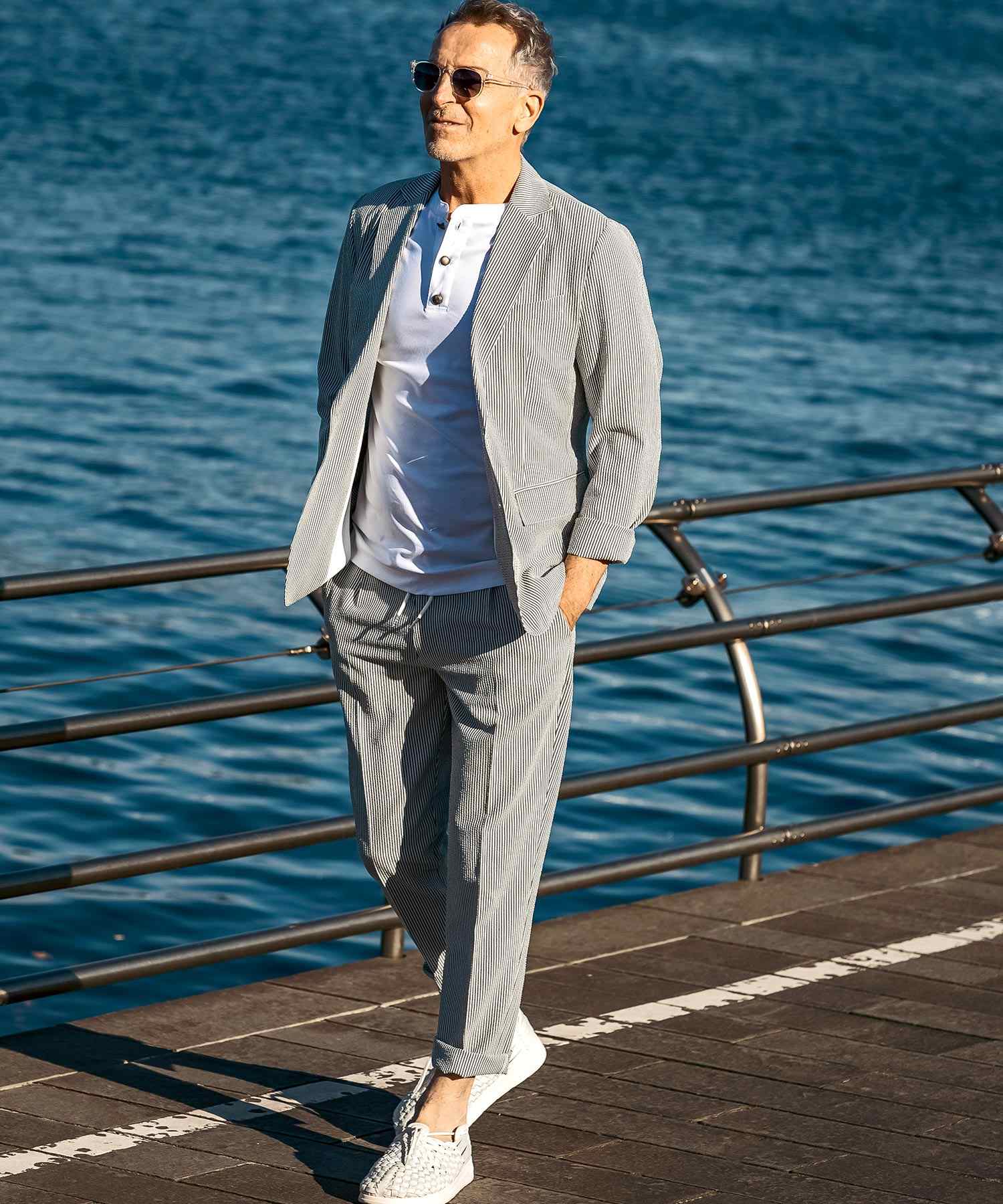 エイケイエムコンテンポラリー AKM Contemporary 【WEB・直営店限定】ピンストライプ シアサッカージャケット テーラードジャケット (ブラック×ホワイト) ブラック×ホワイト