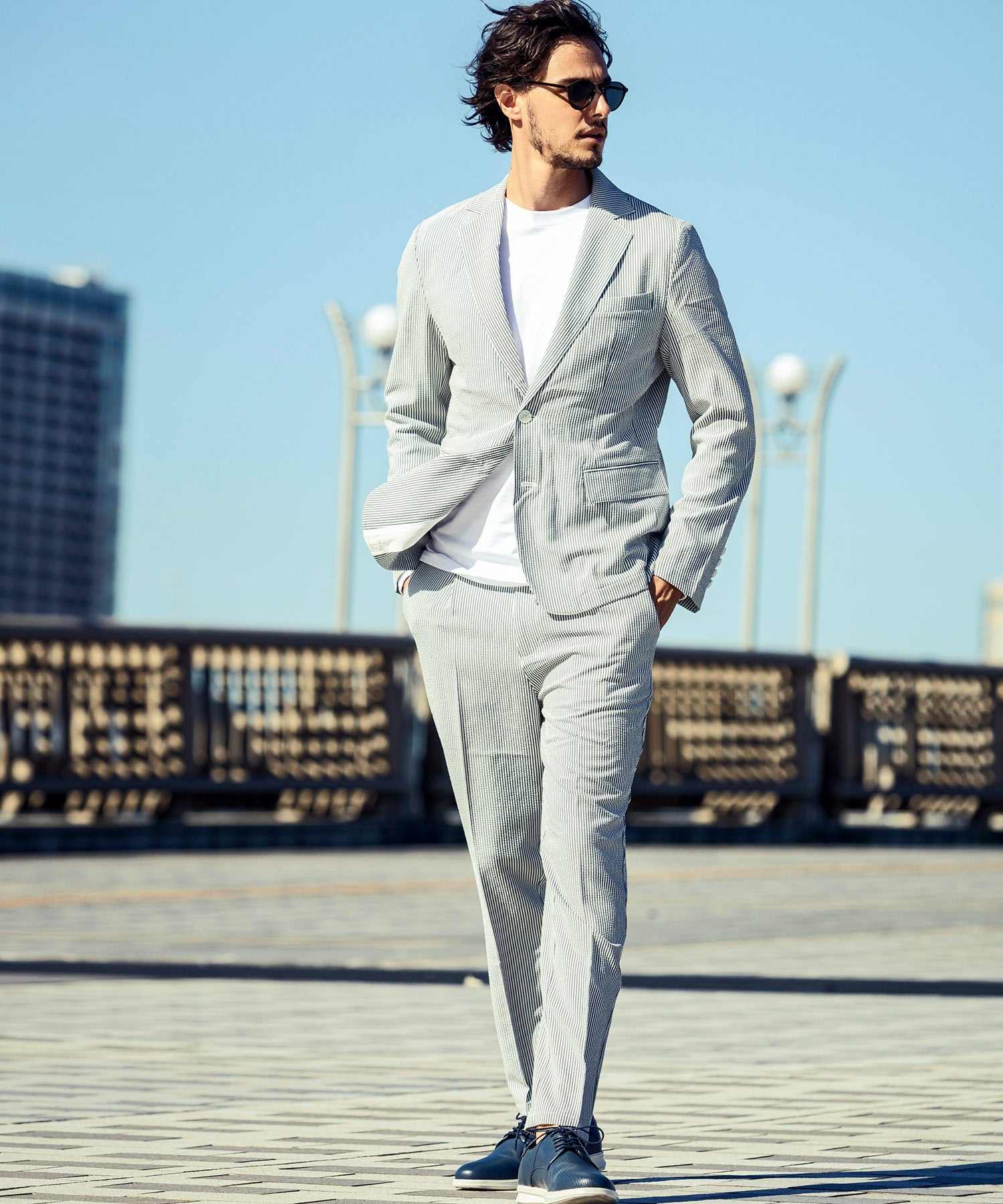 エイケイエムコンテンポラリー AKM Contemporary 【WEB・直営店限定】ピンストライプ シアサッカージャケット テーラードジャケット (ブラック×ホワイト) ブラック×ホワイト