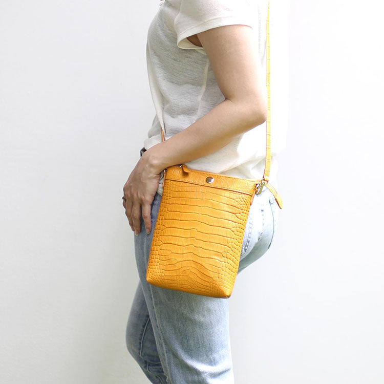 サンキョウショウカイ 三京商会 クロコダイルレザーサコッシュショルダーバッグマット加工縦型 (キャメル) キャメル