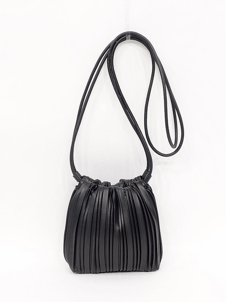 スペッチオ SPECCHIO プリーツ巾着ショルダーミニバッグ (ブラック) ブラック