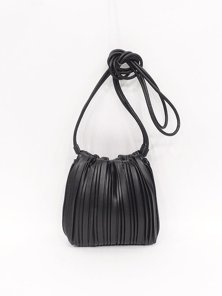 スペッチオ SPECCHIO プリーツ巾着ショルダーミニバッグ (ブラック) ブラック