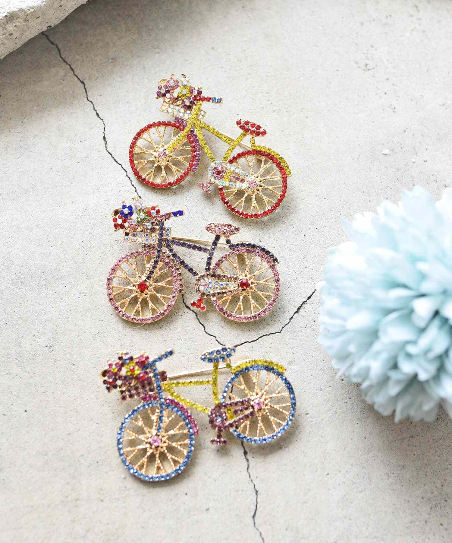 スタイロ styiro フラワーサイクリングビジューブローチ (ピンク) ピンク