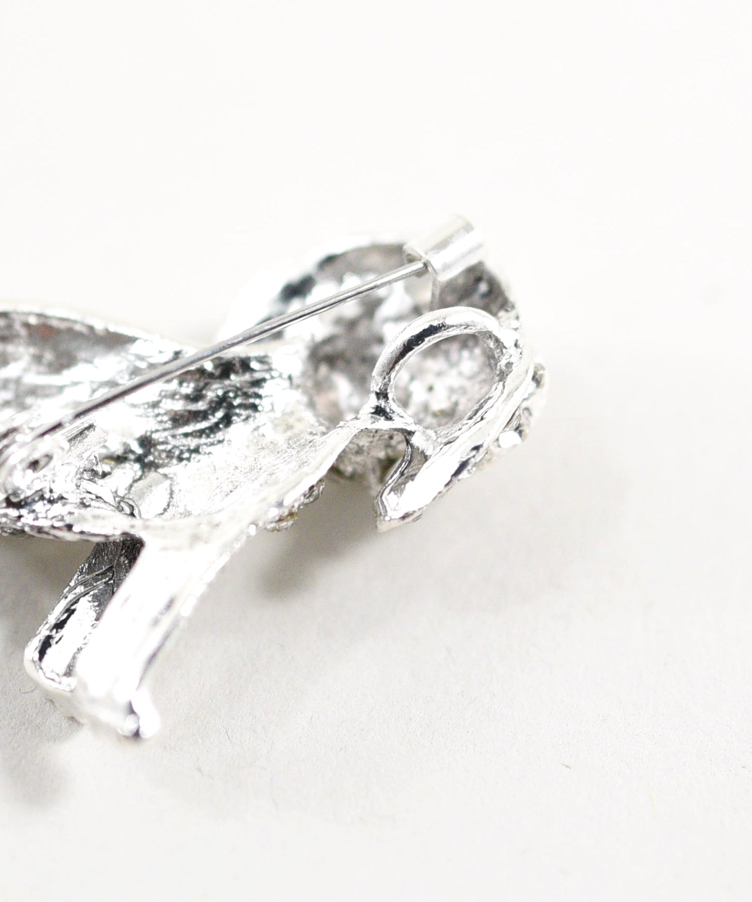 スタイロ styiro おすわりダックスビジューブローチ (シルバー) シルバー