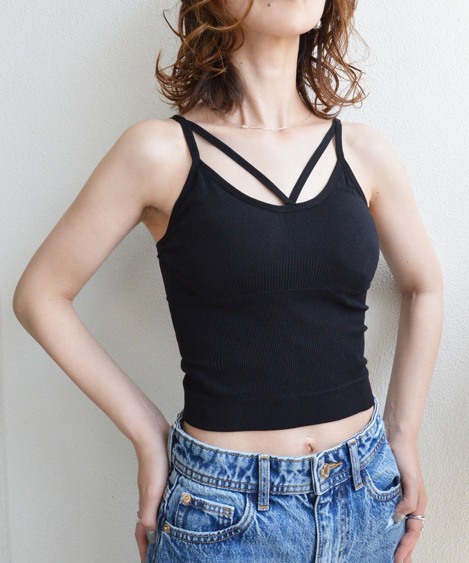 スタイロ styiro カップ付きホルターネックVラインシームレスブラトップキャミ ノンワイヤー (ブラック) ブラック