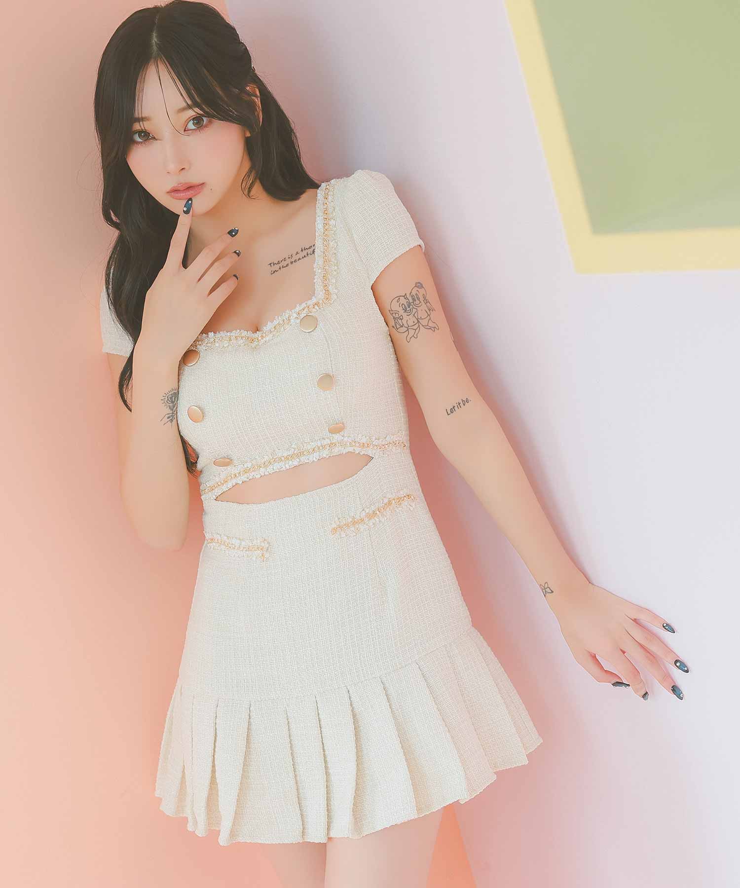 ティカ Tika キャバドレス フリンジ縁取りゴールドボタンデザインウエストカットツイードプリーツフレアミニドレス (Sサイズ~XLサイズ) (アイボリー) アイボリー