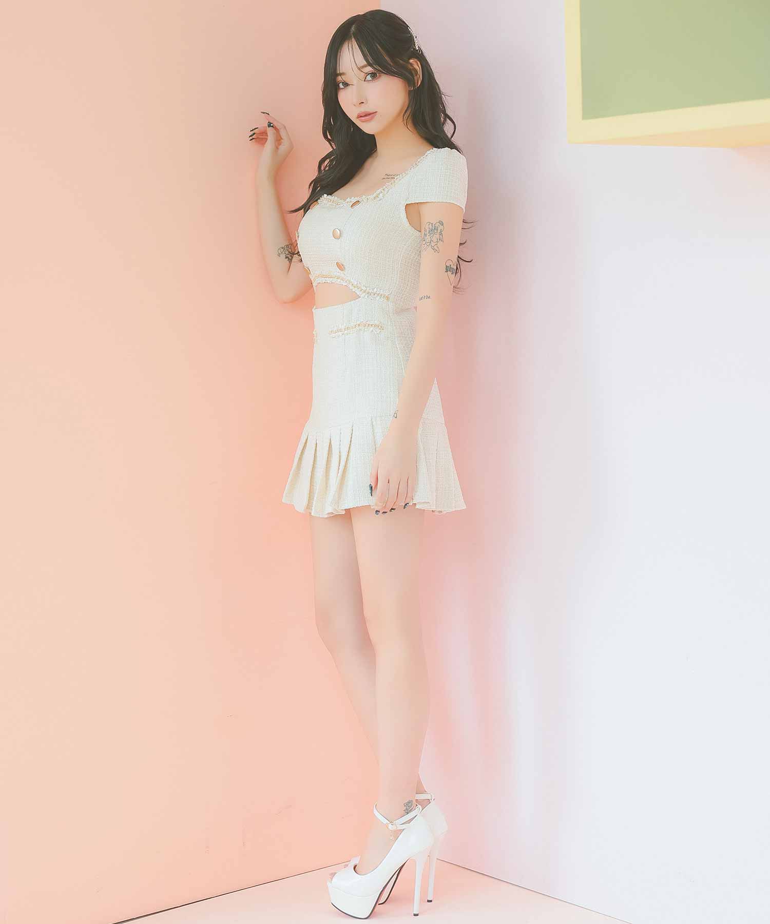 ティカ Tika キャバドレス フリンジ縁取りゴールドボタンデザインウエストカットツイードプリーツフレアミニドレス (Sサイズ~XLサイズ) (アイボリー) アイボリー