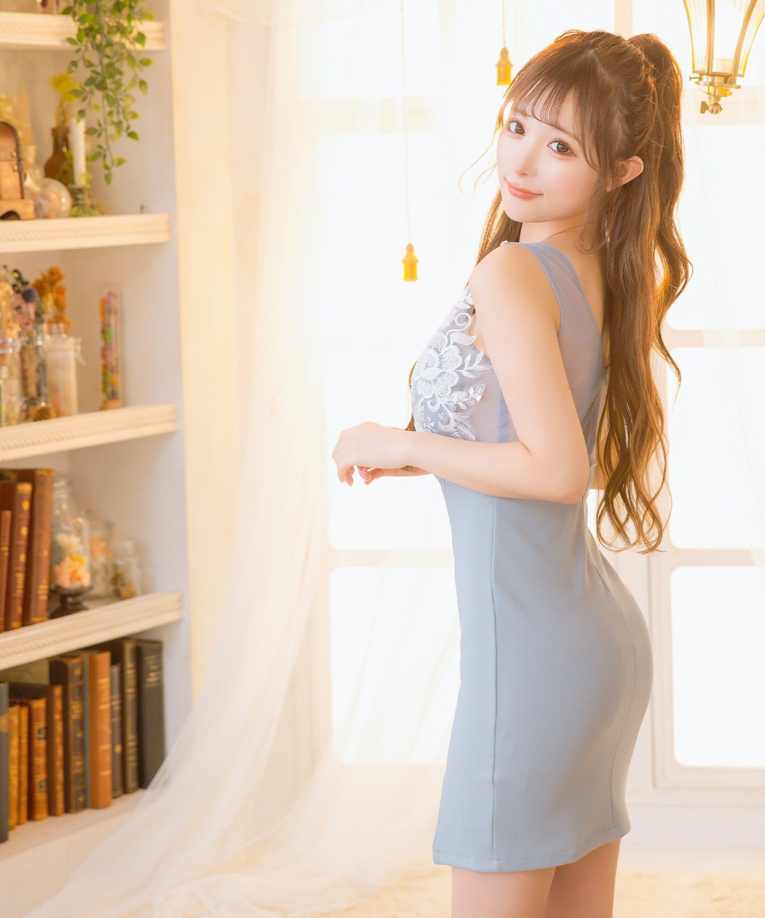 蒂卡 Tika 無袖胸前拉鍊透視花卉刺繡拼接彈性側開衩緊身迷你裙