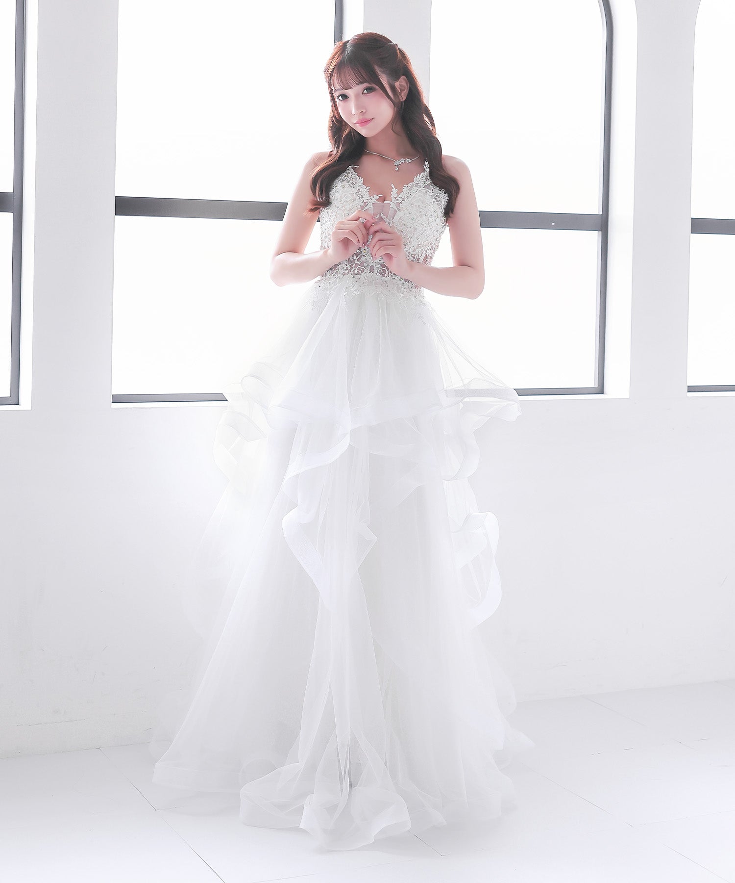 ティカ Tika バックオープンスピンドルキャミソールケミカルレースビジューランダムボリュームチュールAラインロングバースデードレス (Sサイズ~Lサイズ) (ホワイト) ホワイト