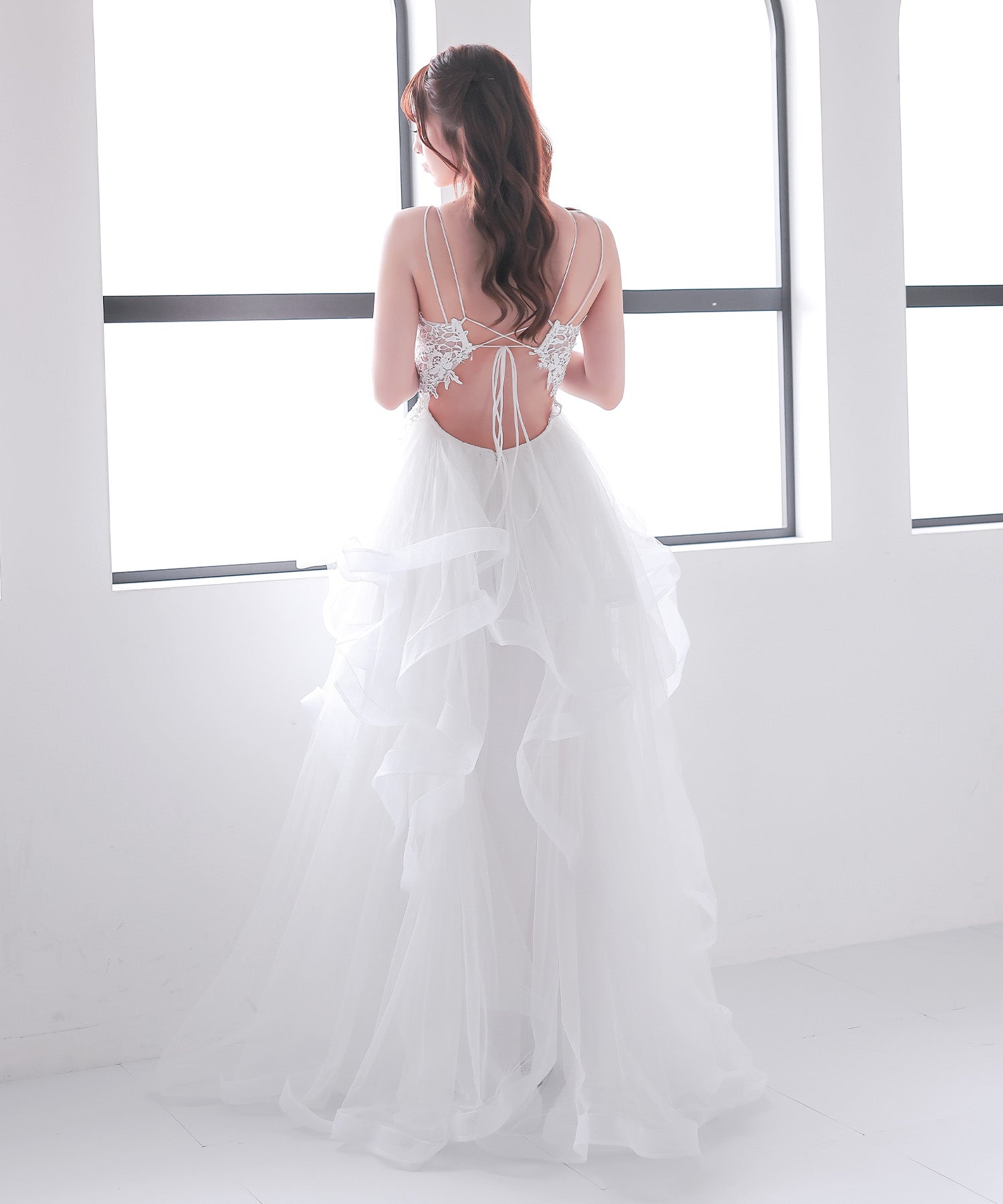 ティカ Tika バックオープンスピンドルキャミソールケミカルレースビジューランダムボリュームチュールAラインロングバースデードレス (Sサイズ~Lサイズ) (ホワイト) ホワイト