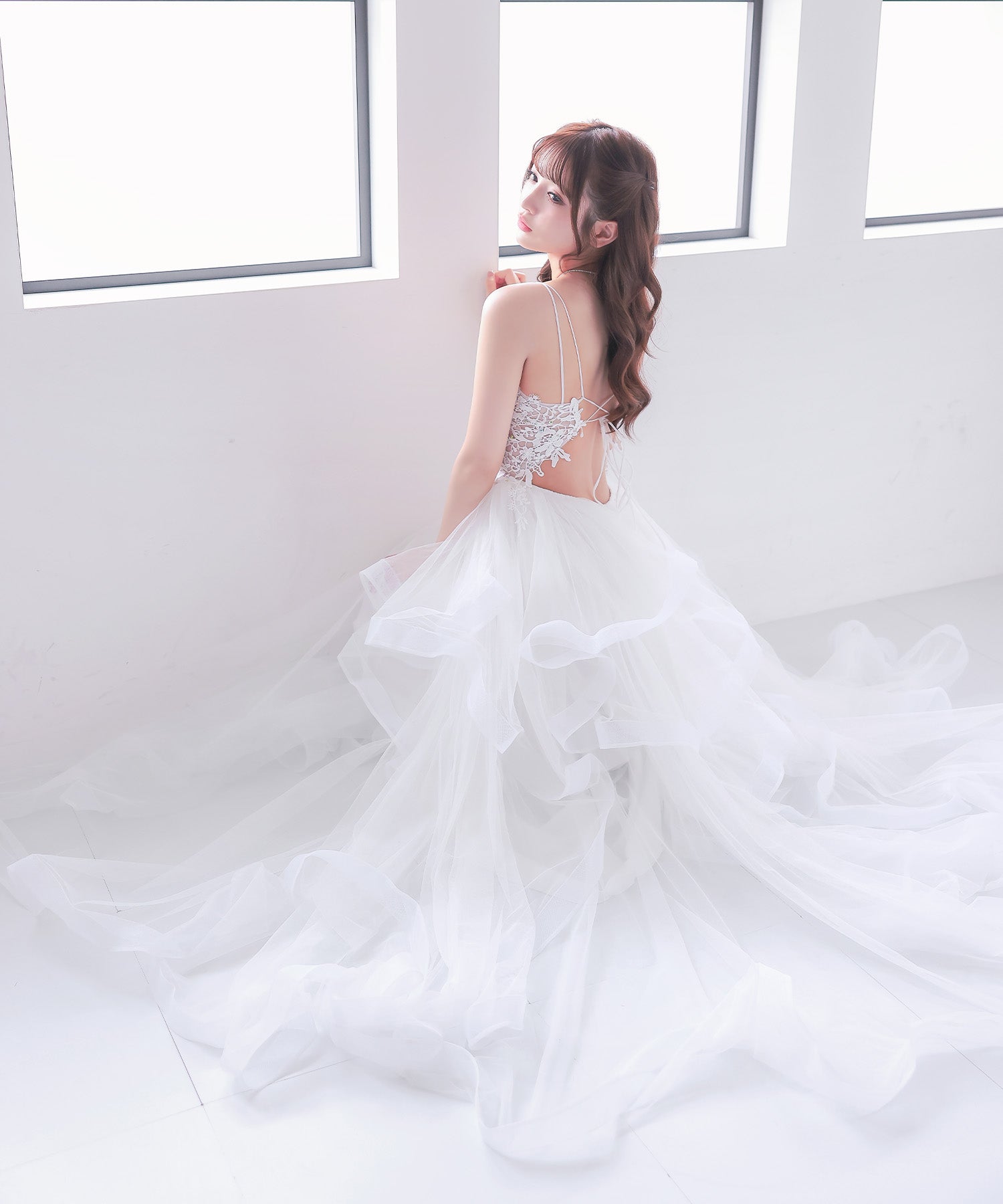 ティカ Tika バックオープンスピンドルキャミソールケミカルレースビジューランダムボリュームチュールAラインロングバースデードレス (Sサイズ~Lサイズ) (ホワイト) ホワイト