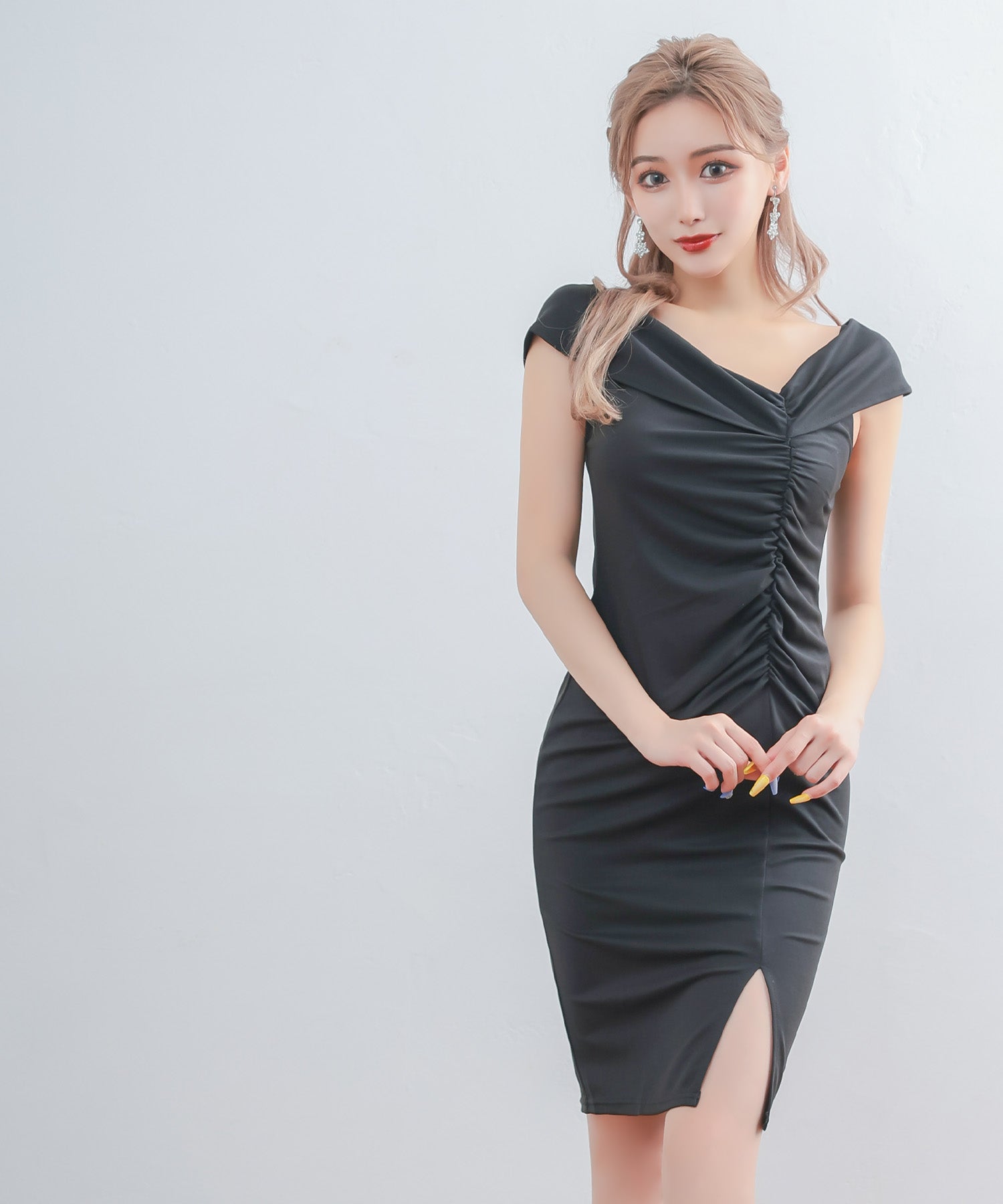 ティカ Tika キャバドレス オフショルダーシャーリングスリットワンカラータイト膝丈ドレス (Mサイズ) (ブラック) ブラック