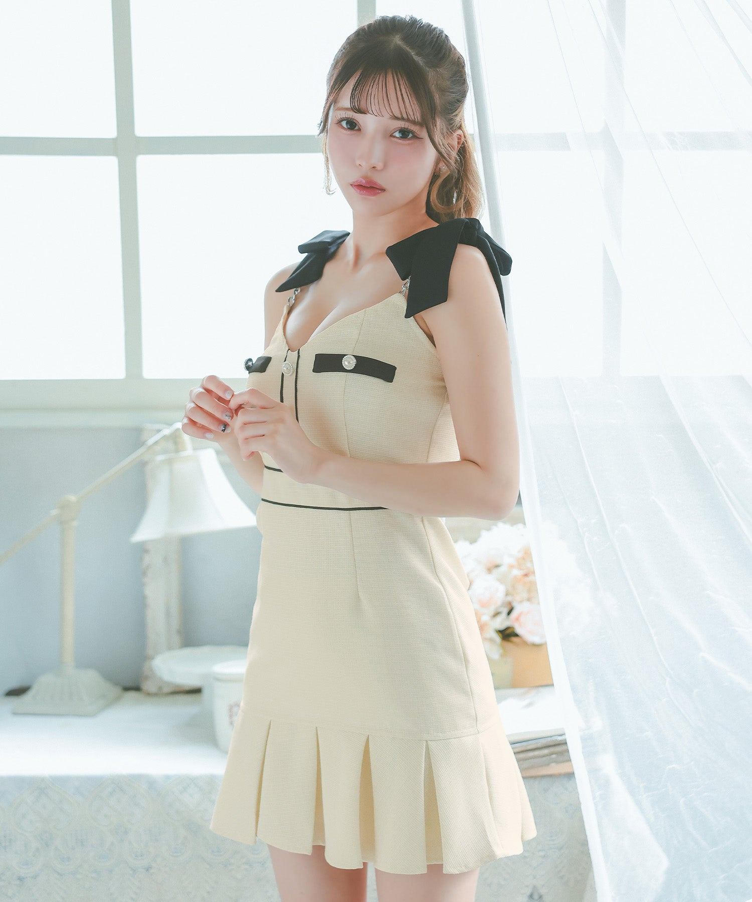 ティカ Tika キャバドレスキャミソール リボン パイピング パールボタン ボックスプリーツ フレアミニドレス (Sサイズ~XLサイズ) (アイボリー) アイボリー