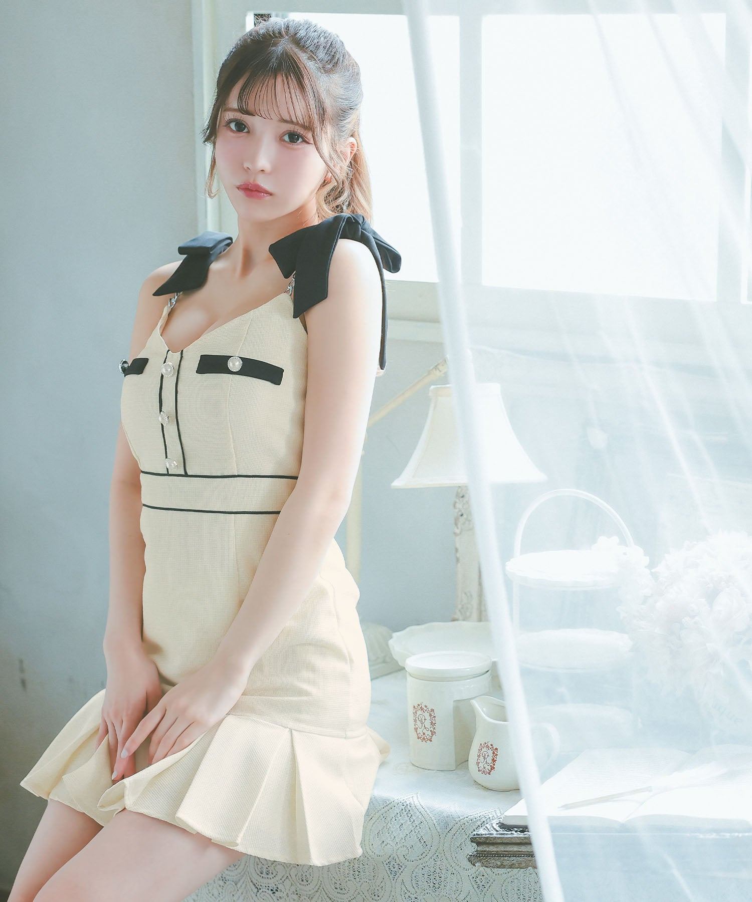 ティカ Tika キャバドレスキャミソール リボン パイピング パールボタン ボックスプリーツ フレアミニドレス (Sサイズ~XLサイズ) (アイボリー) アイボリー