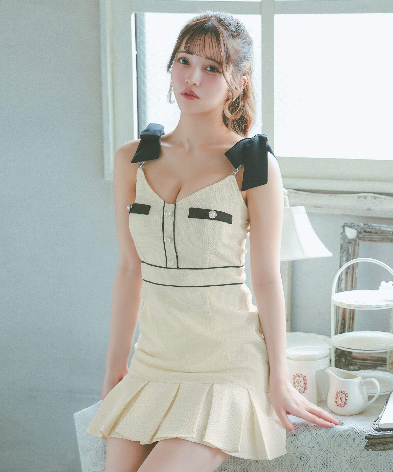 ティカ Tika キャバドレスキャミソール リボン パイピング パールボタン ボックスプリーツ フレアミニドレス (Sサイズ~XLサイズ) (アイボリー) アイボリー