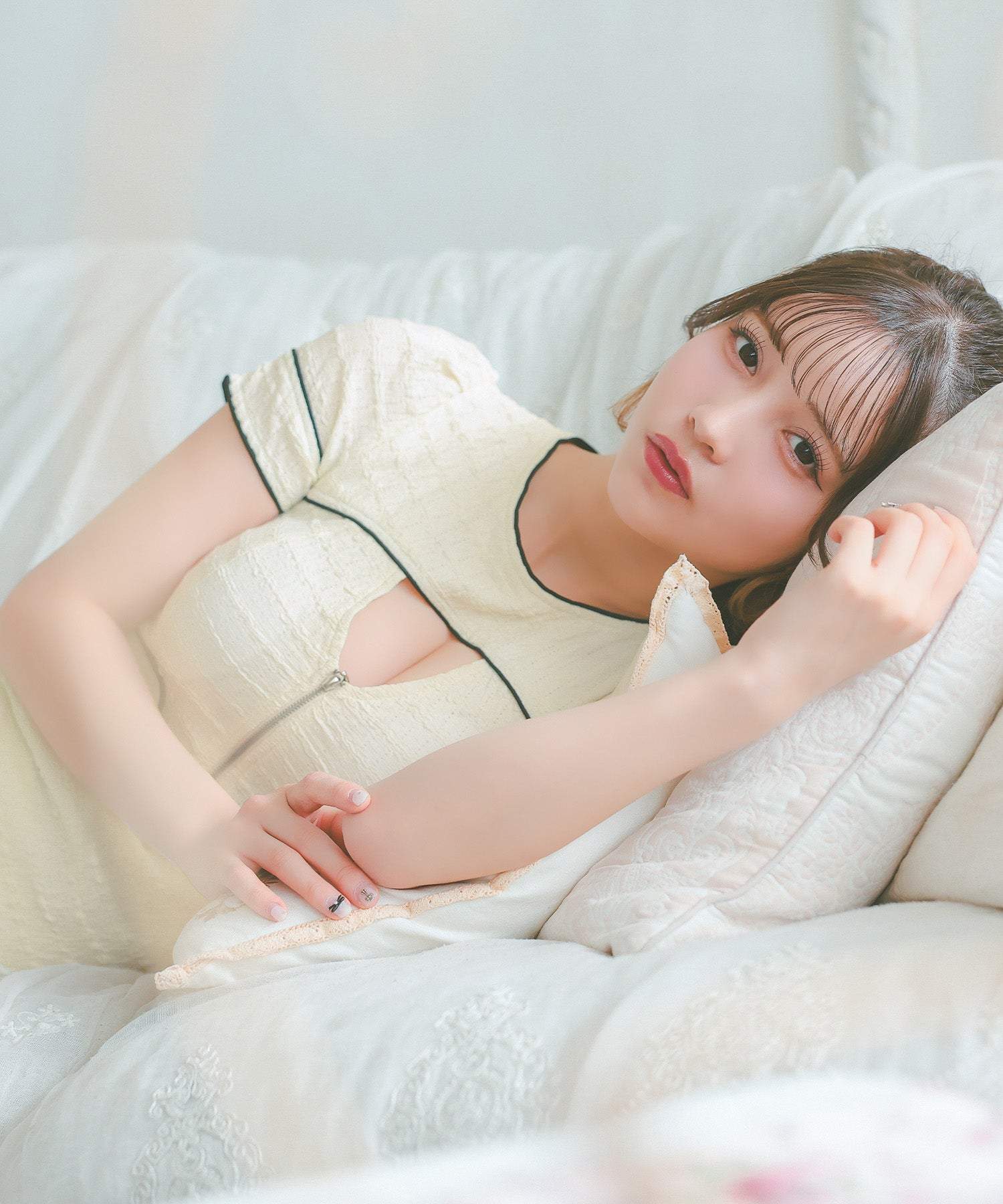 ティカ Tika キャバドレス ワッフル ストレッチ半袖 バストカットジップ谷間魅せウエストベルトパイピングタイトミニドレス (アイボリー) アイボリー