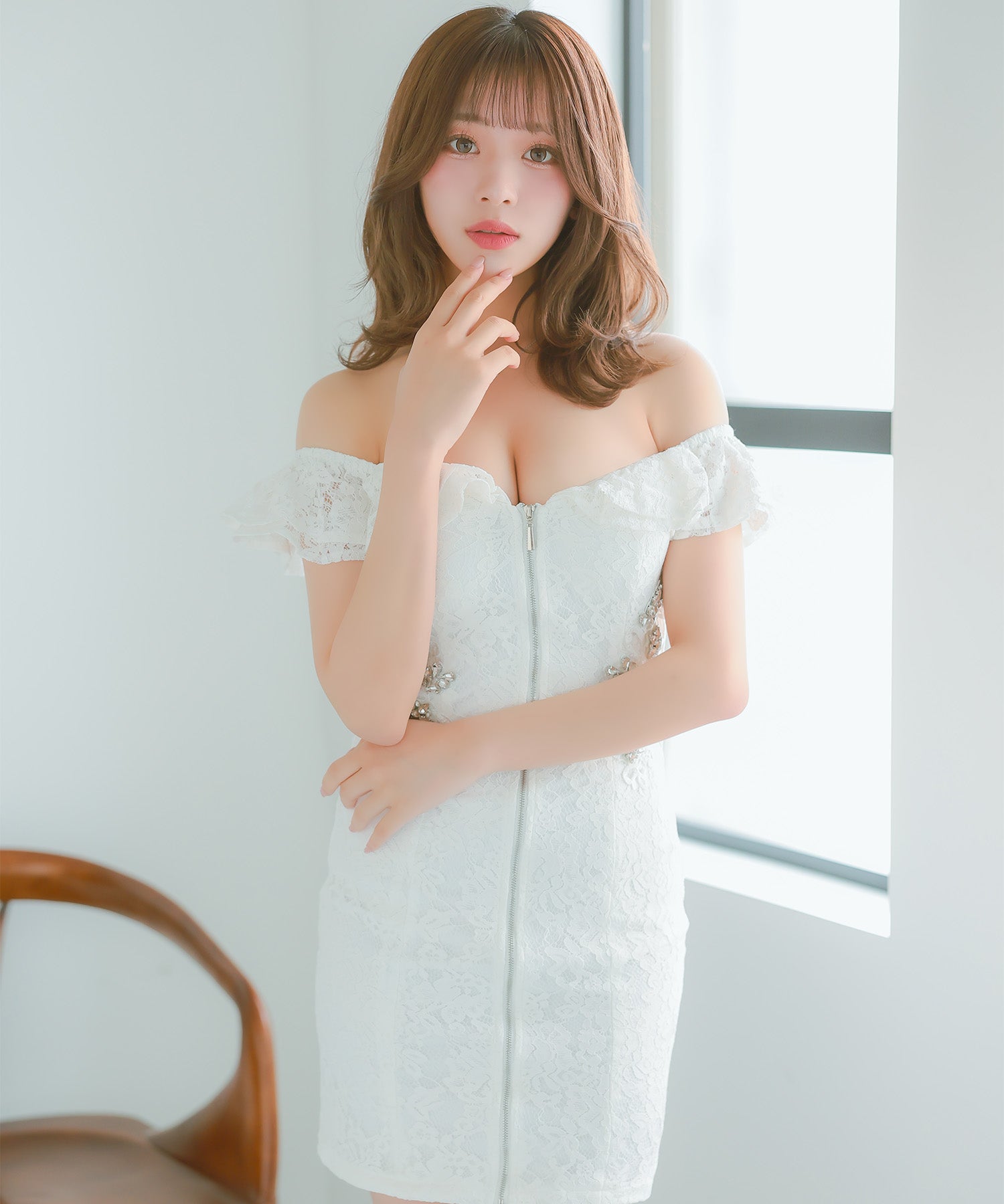 ティカ Tika キャバドレスオフショルダーフリル袖 フロントジップ谷間魅せシアーくびれビジュー総レースタイトミニドレス(Sサイズ~Lサイズ) (ホワイト) ホワイト